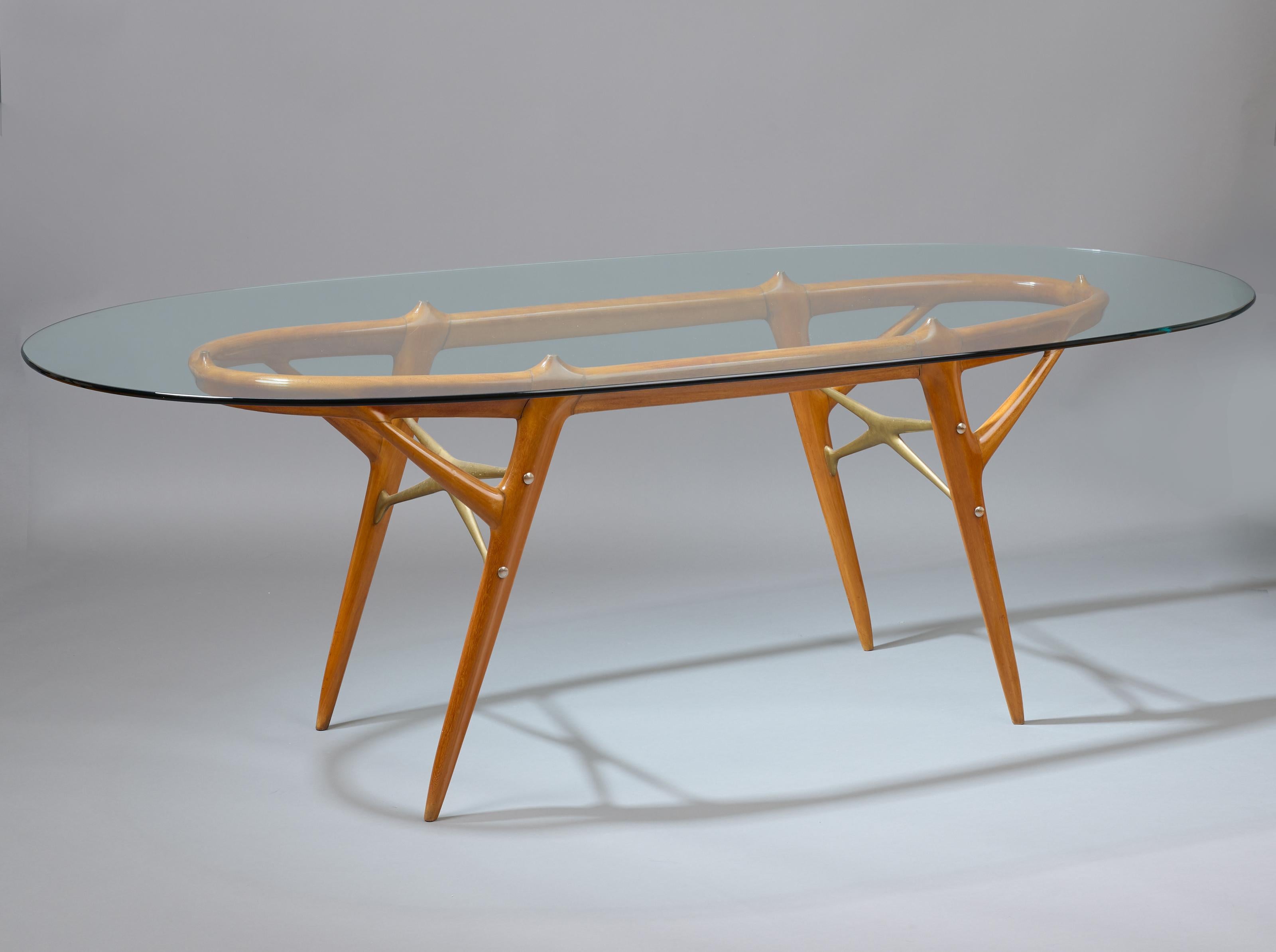 Mid-Century Modern Ico Parisi : Superbe table de salle à manger ovale en orme, verre et bronze, Italie, années 1950 en vente