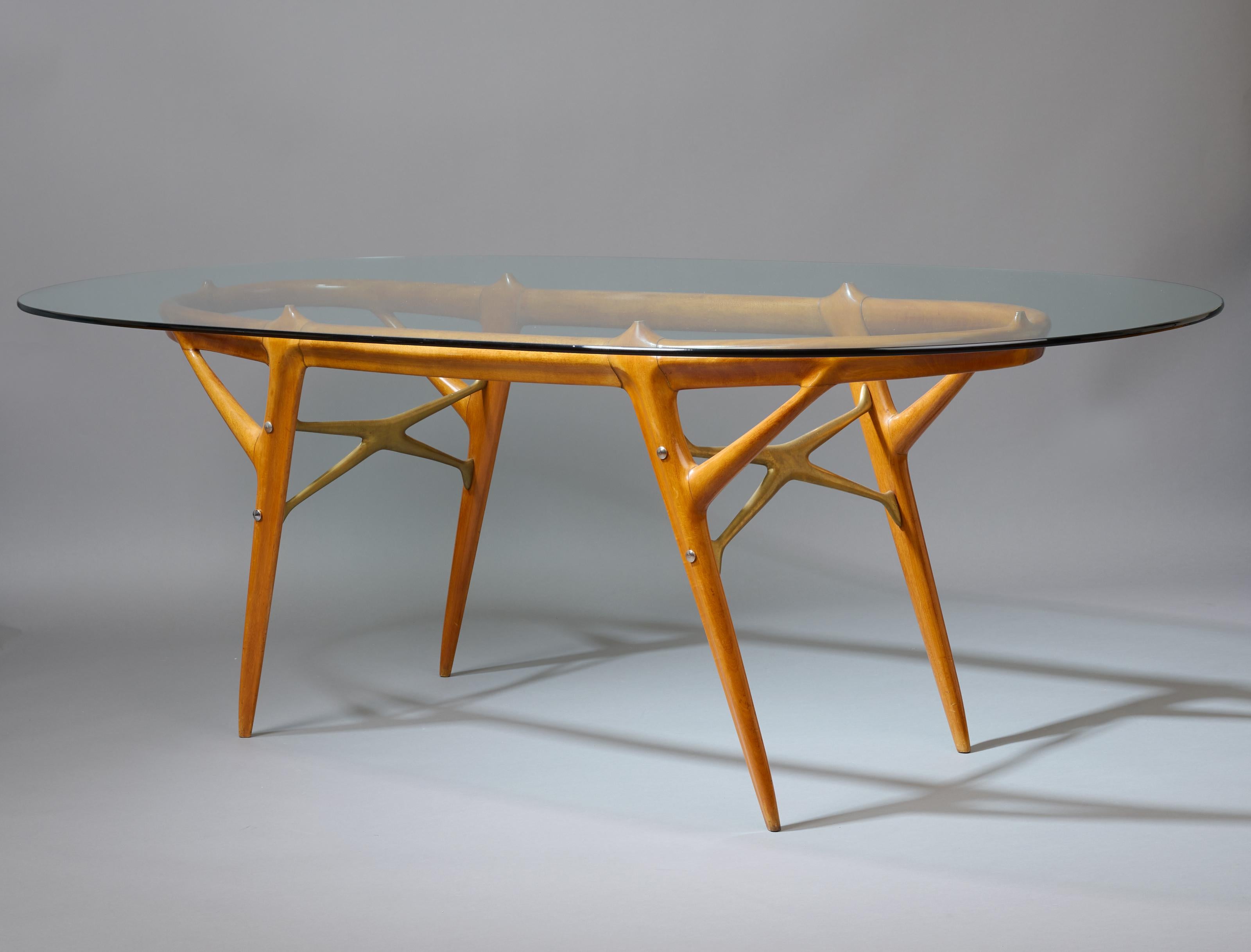 Ico Parisi : Superbe table de salle à manger ovale en orme, verre et bronze, Italie, années 1950 en vente 3