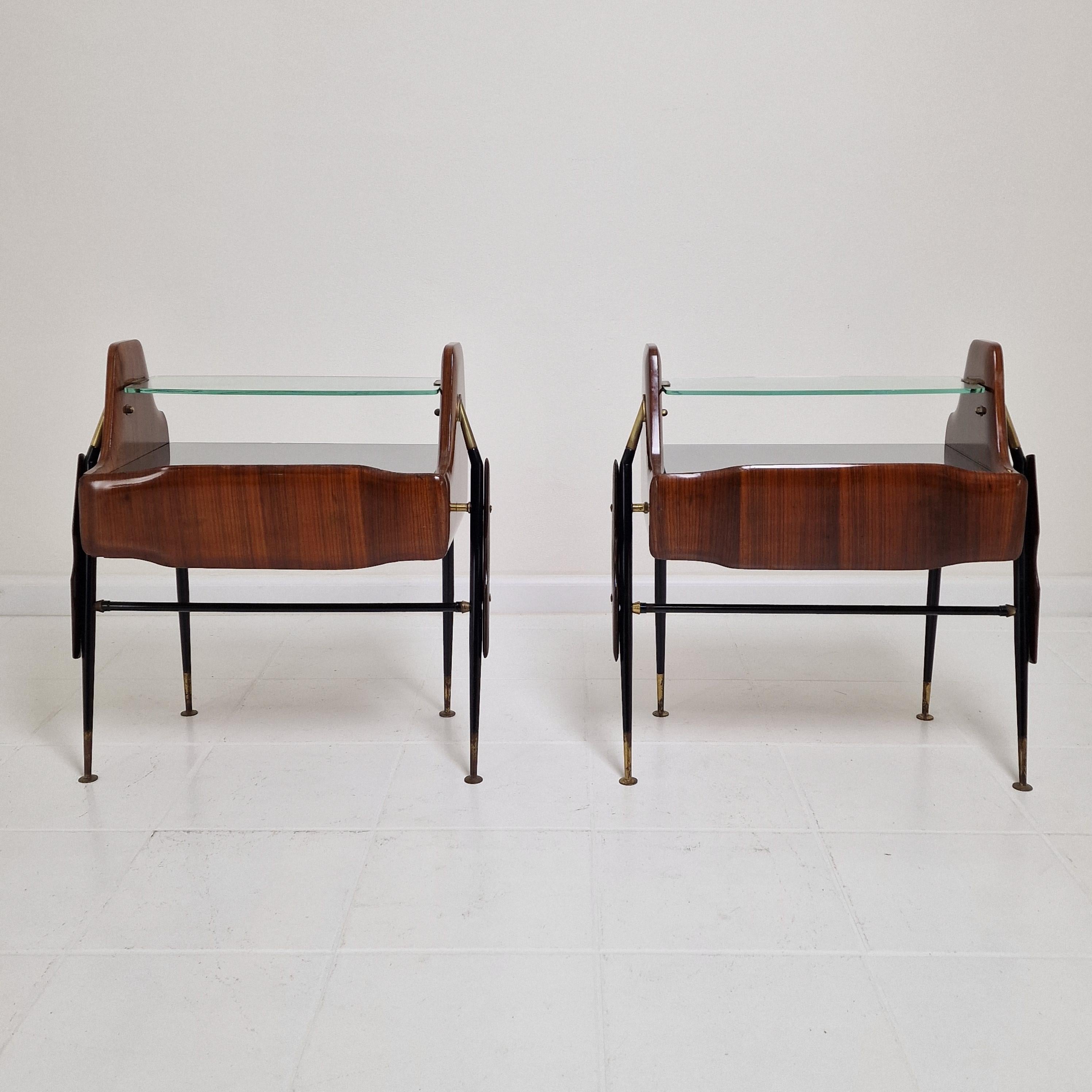 Preciosa pareja de mesillas de noche al estilo de Ico Parisi.
Fabricado en Italia a finales de los años 50. 

Este precioso conjunto está fabricado con pasión por los mejores artesanos, teniendo en cuenta los bellos detalles.

Los pomos y pies de