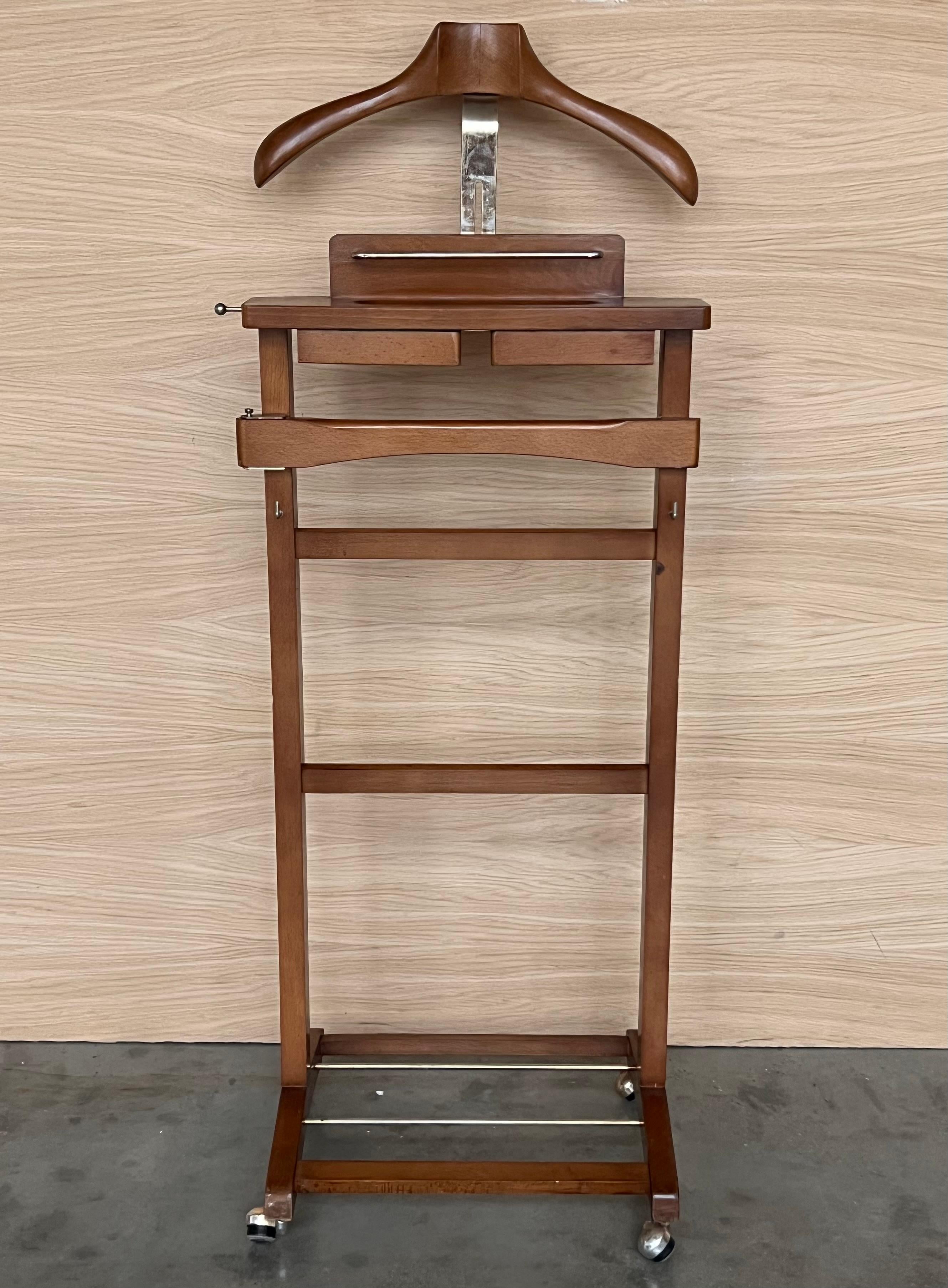 Ultra-rare mid-century beech wood and brass suit rack valet. This marvellous item was designed and produced during the 1960s in Italy. This extremely rare hanger is made of beech wood with nickel brass fittings.
A marvellous piece that will smarten