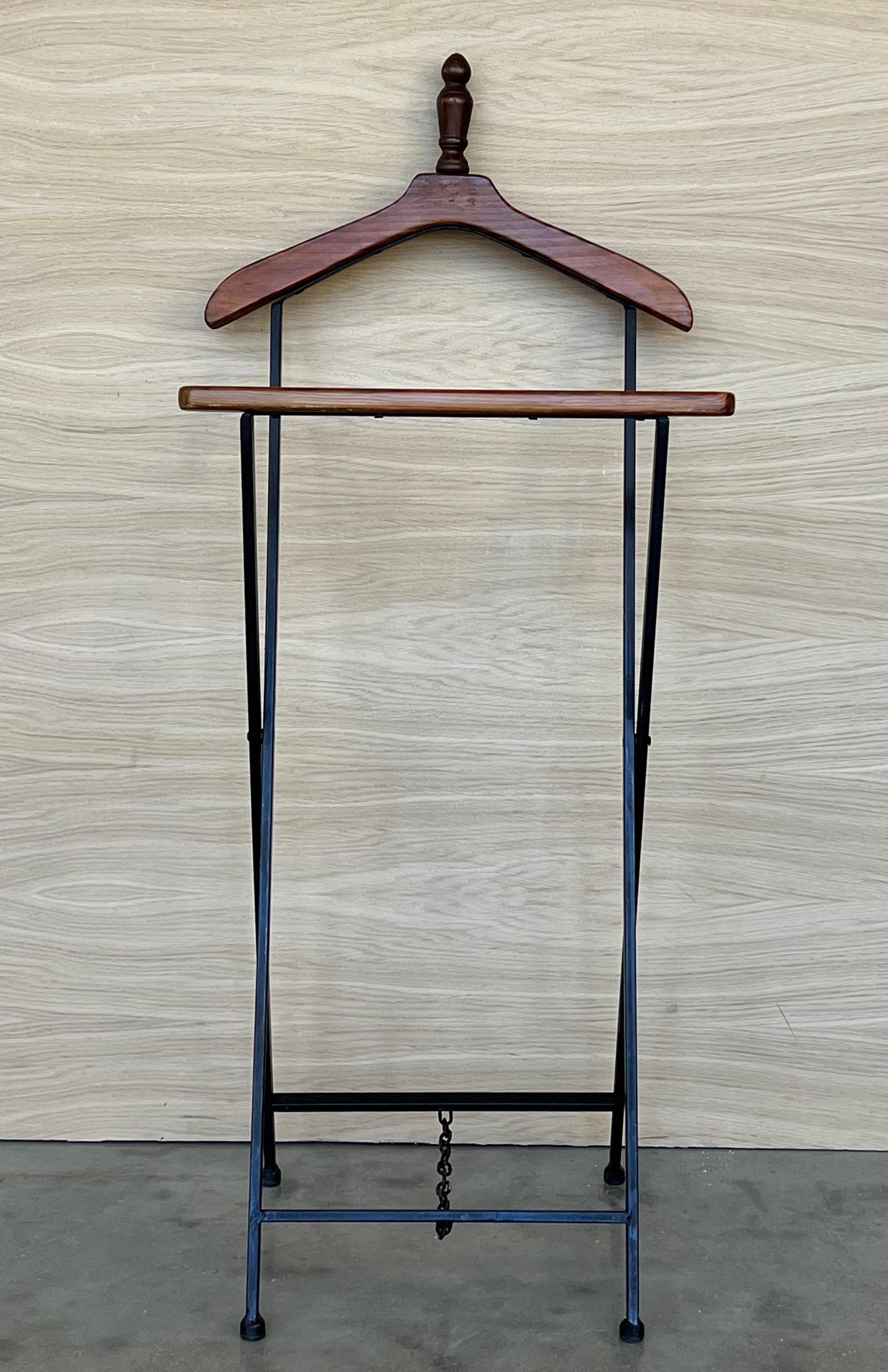 Ultra-rare mid-century beech wood and iron suit rack valet. This marvellous item was designed and produced during the 1960s in Italy. This extremely rare hanger is made of beech wood with black lacquered uprights .
A marvellous piece that will