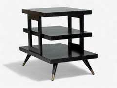 Mesa auxiliar escultórica estilo Ico Parisi, madera ebonizada, latón, Europa, años 50