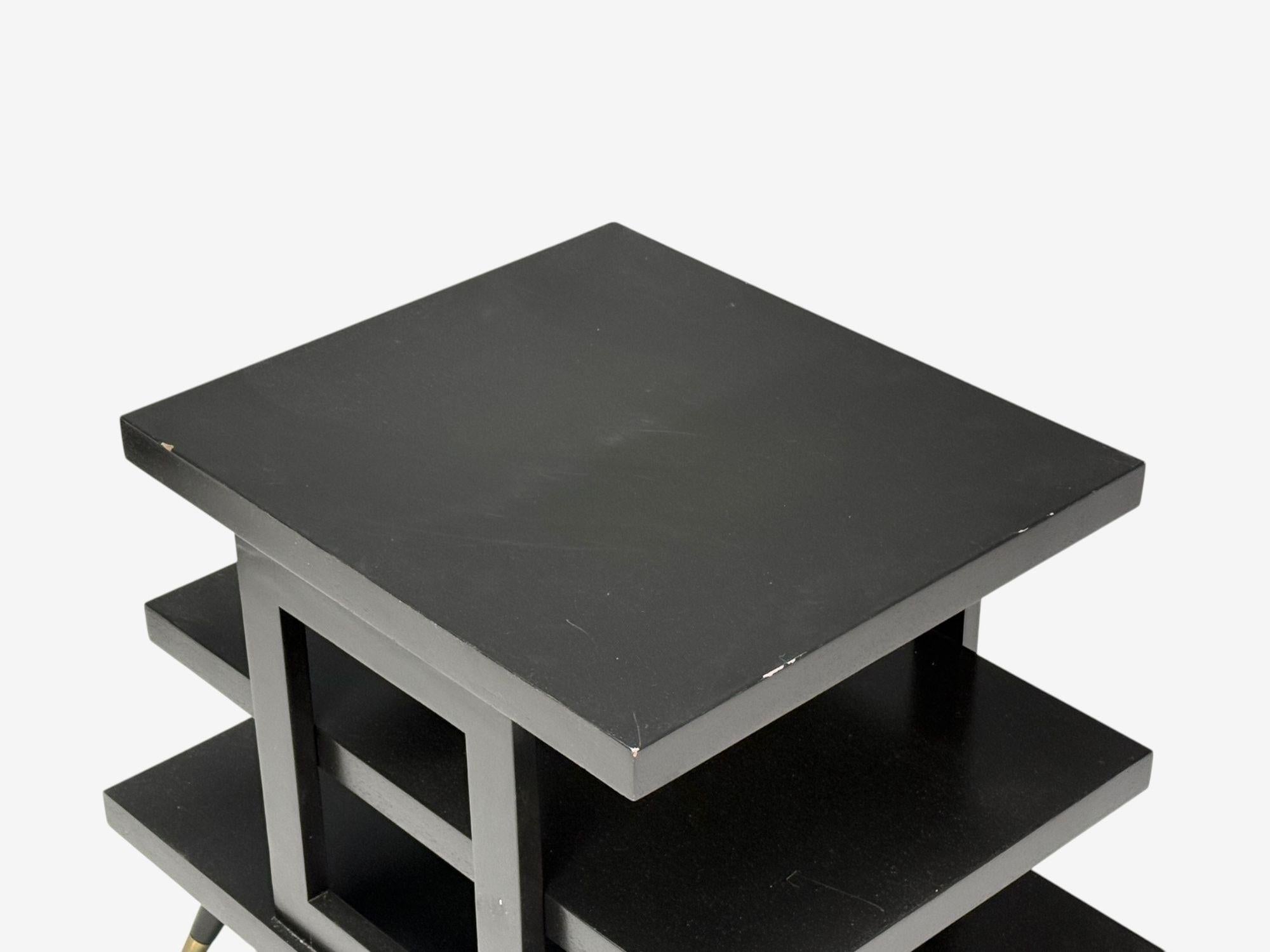 Bois Tables d'appoint sculpturales, style Ico Parisi, en bois ébonisé et laiton, Europe, années 1950 en vente