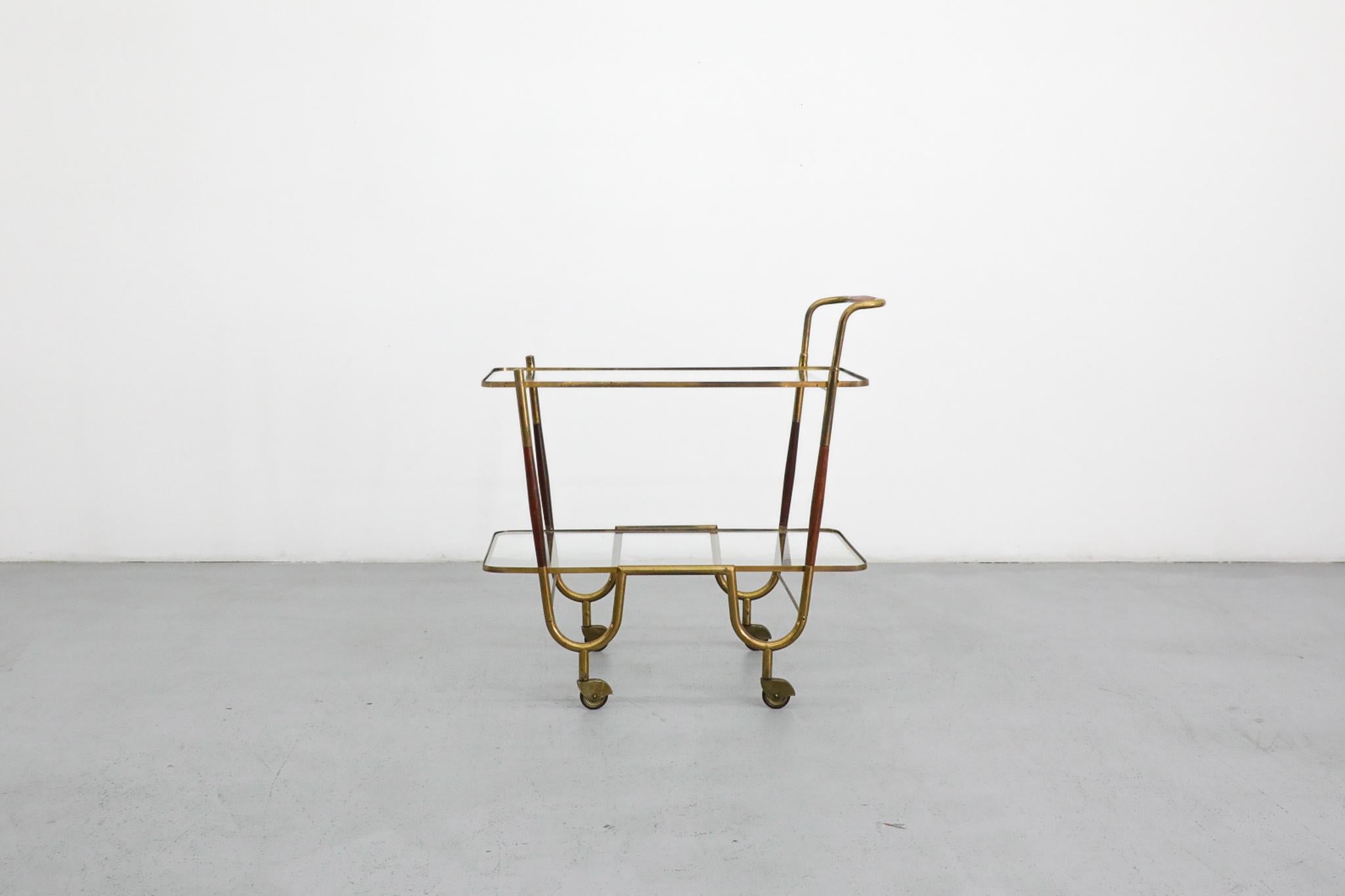 Mid-Century Modern Chariot de bar italien de style Ico Parisi avec cadre décoratif en laiton par Cesare Lacca en vente