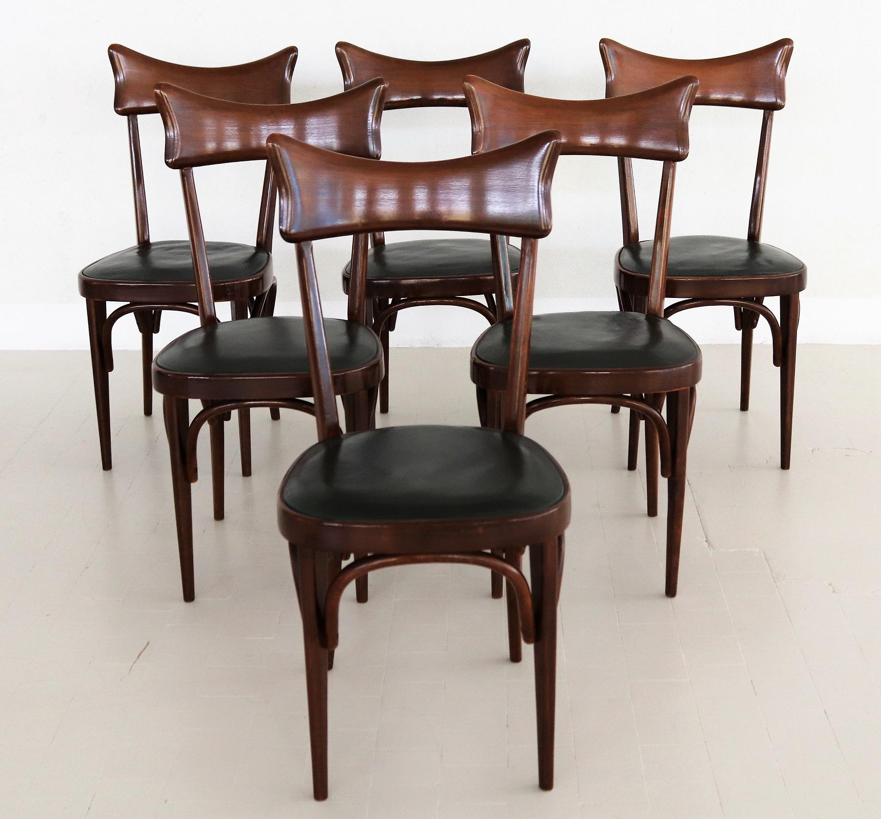 Magnifique ensemble original de six chaises de salle à manger fabriquées en Italie dans les années 1950.
Dans le style d'Ico Parisi.
Les chaises sont en bois de hêtre teinté foncé (acajou) et sont dans leur état original et sec. Pas vermoulu, et pas