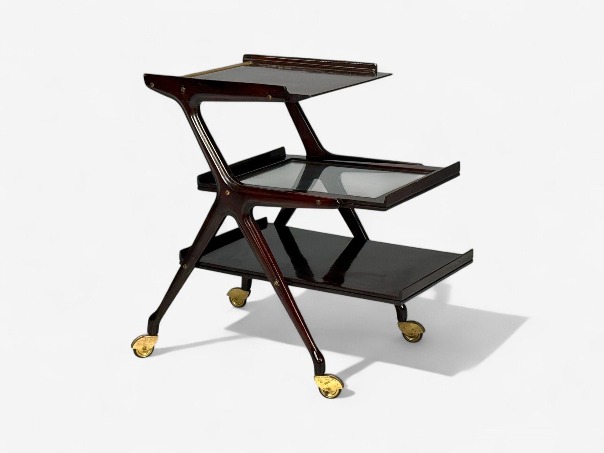 Ico Parisi Style, Italian Modern, Wood, Brass, Glass, Bar Cart, Italy, 1950s

Chariot de bar roulant en bois teinté et laqué et en verre, rappelant fortement le travail d'Ico Parisi, conçu et produit en Italie vers les années 1950. Cet exemple
