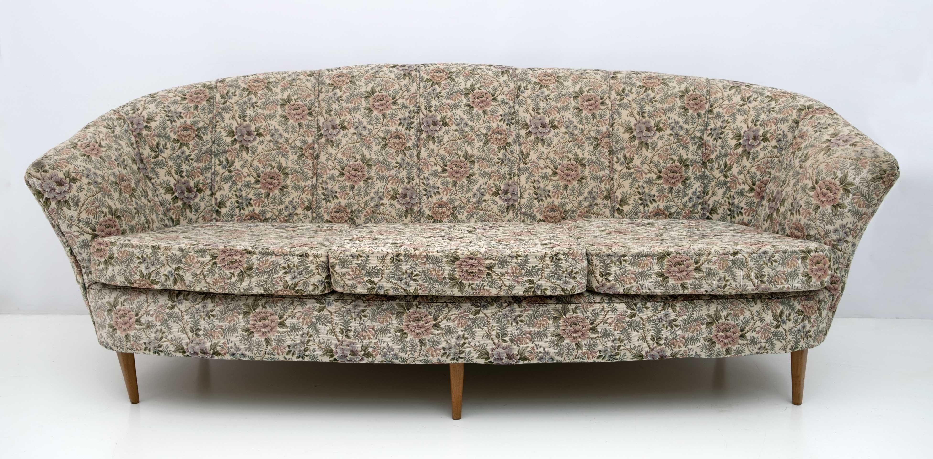 Three seater sofa in the style of Ico Parisi.
Very elegant and comfortable, with floral fabric upholstery, the upholstery was redone twenty years ago but new upholstery is recommended.