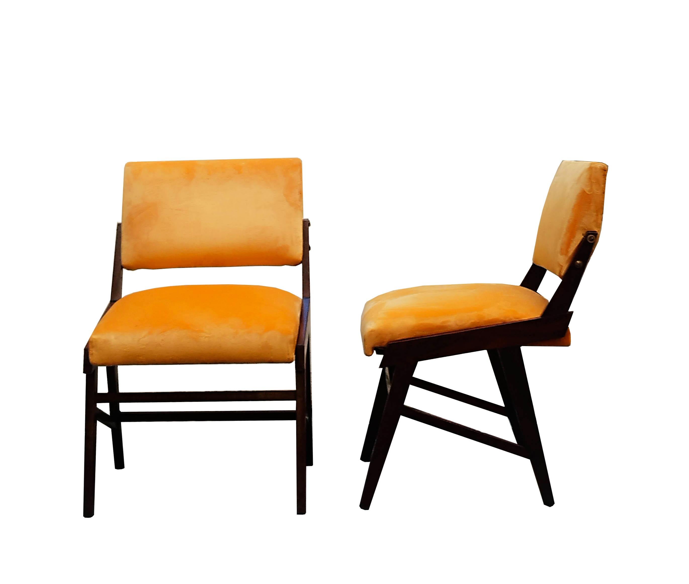 Pareja de sillas de madera y terciopelo estilo Ico Parisi, Italia Años 60 Moderno de mediados de siglo en venta