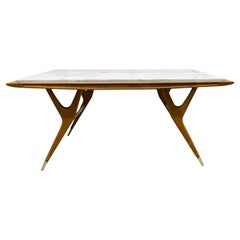 Mesa de centro escultórica de nogal italiano estilo Ico Parisi con tapa de mármol de Carrara