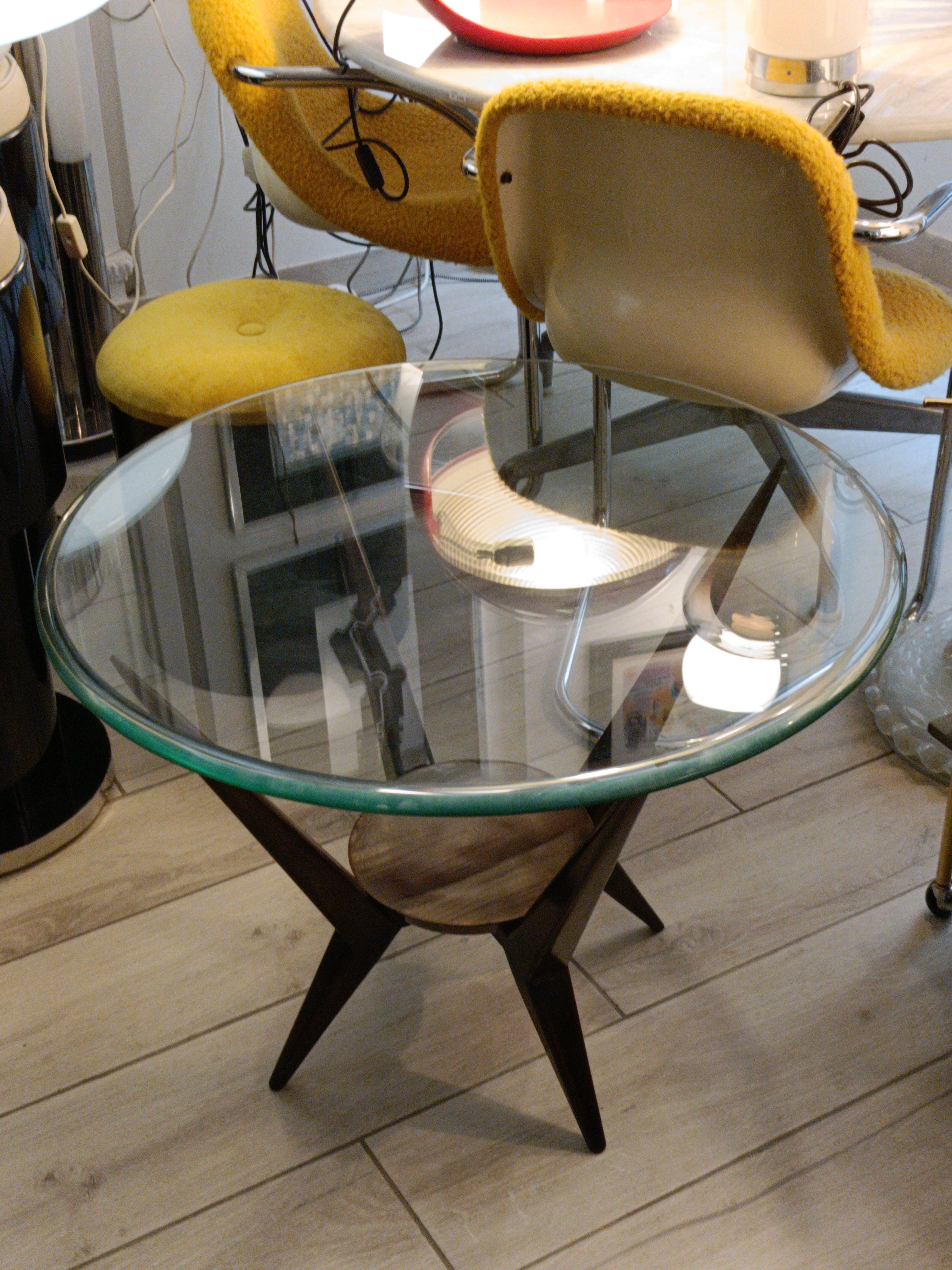 Ico Parisi Stil Couchtisch aus Holz und runder Glasplatte, Italien 1960er Jahre (Moderne der Mitte des Jahrhunderts) im Angebot