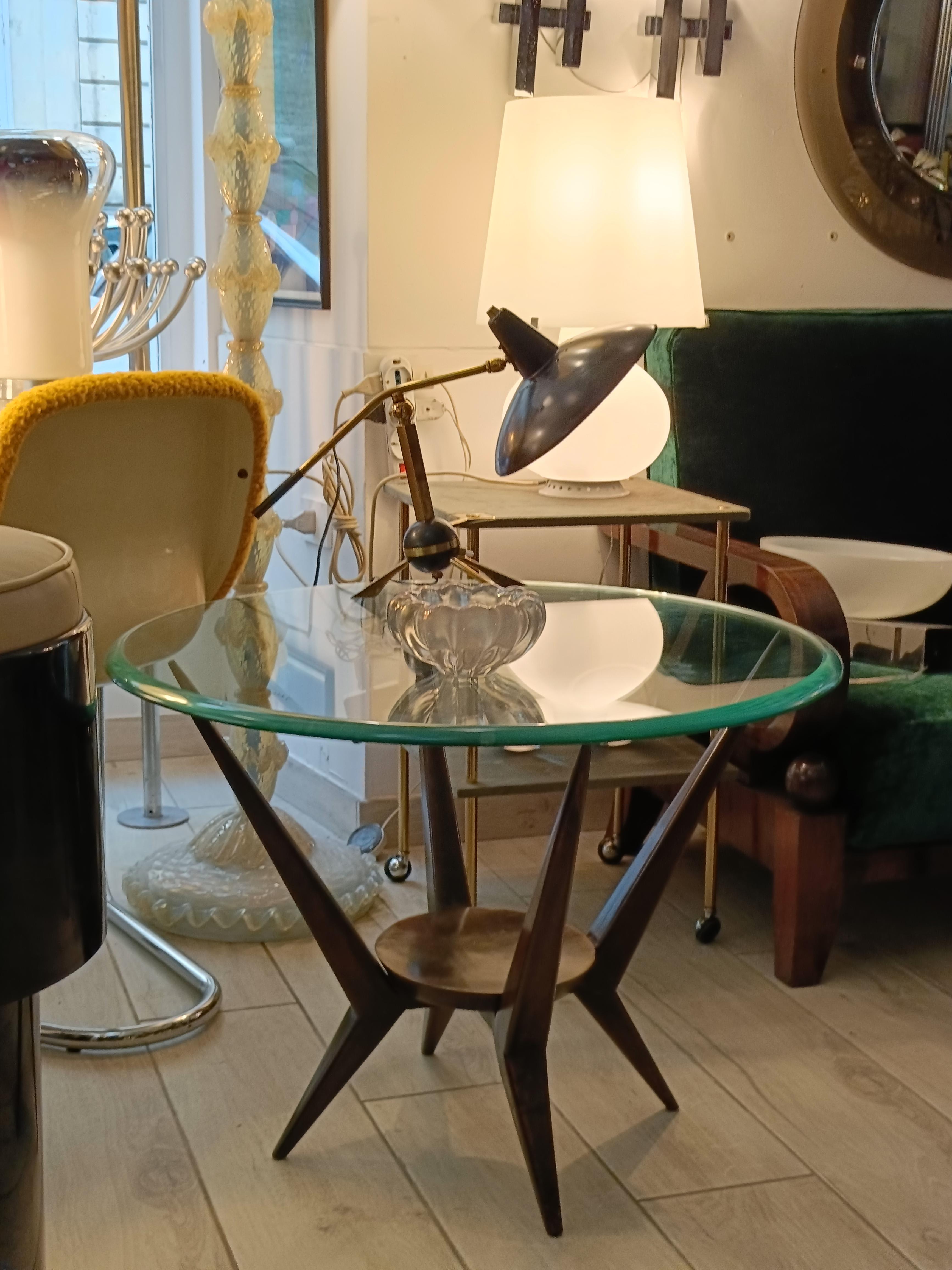 Ico Parisi Stil Couchtisch aus Holz und runder Glasplatte, Italien 1960er Jahre (Italian) im Angebot