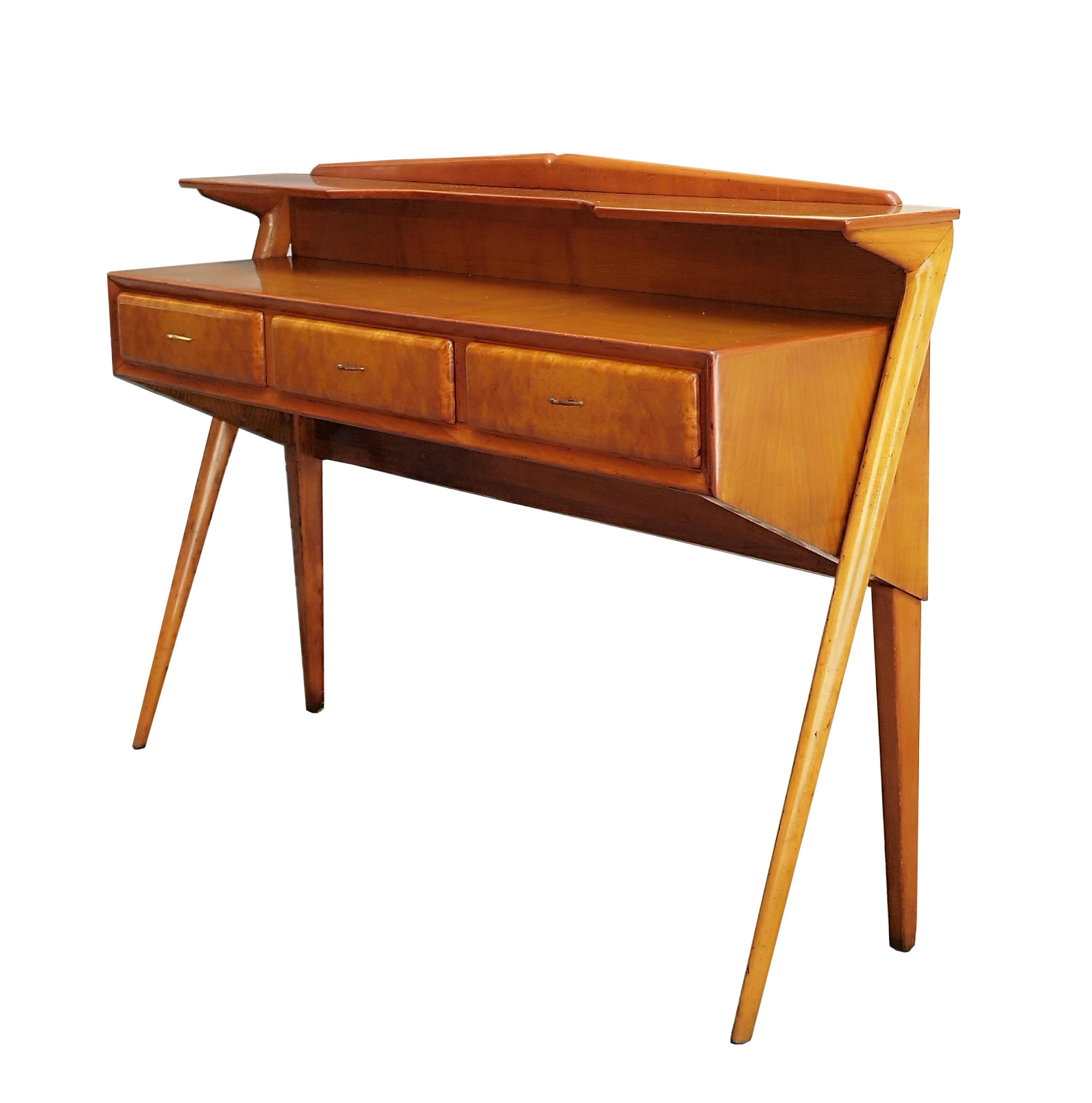 Eleganter Konsolentisch im italienischen Design der 1950er Jahre. Hergestellt aus Nussbaumwurzel mit 3 Schubladen und Messinggriffen. Schöner Criss-Cross-Effekt der Holzbeine im Stil von Ico Parisi.