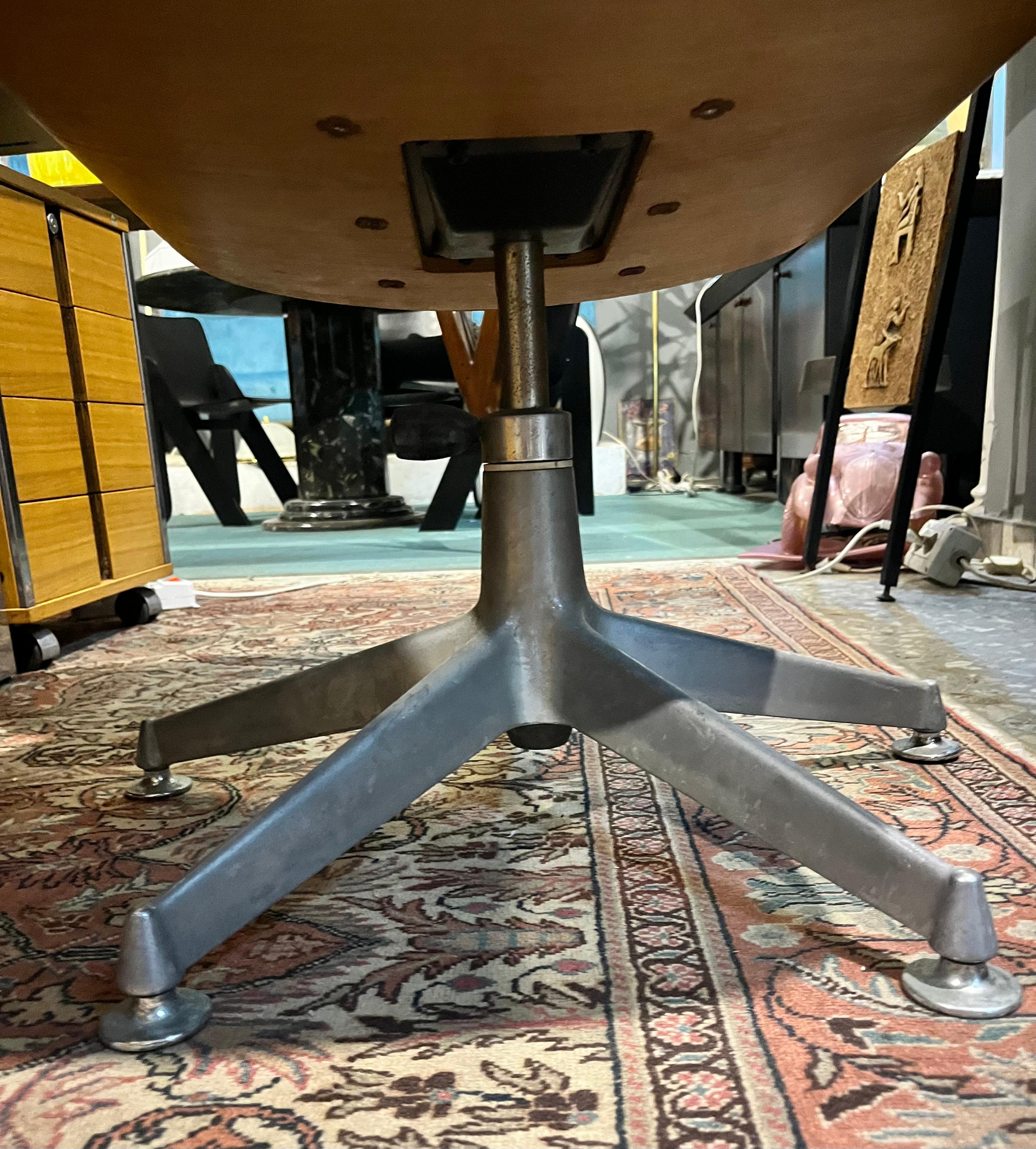 Fauteuil de bureau pivotant Ico Parisi pour Mim Roma dans les années 1960. Produit en bon état avec une usure due aux années et à l'utilisation. Veuillez regarder attentivement les images ci-jointes.
Ico Parisi
Élève de Giuseppe Terragni, Ico Parisi