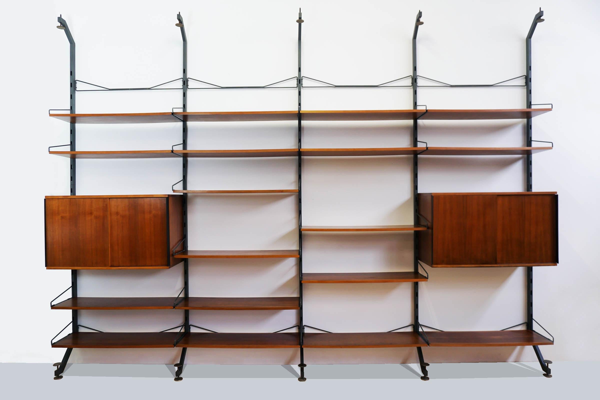 This is a first production of the Urio modular bookcase by Ico Parisi for MIM, Roma.
Parisi revisited a project done in 1946 for Arte Casa Cantù, updating materials and production technology for Industrial Production required in the 1958.
The