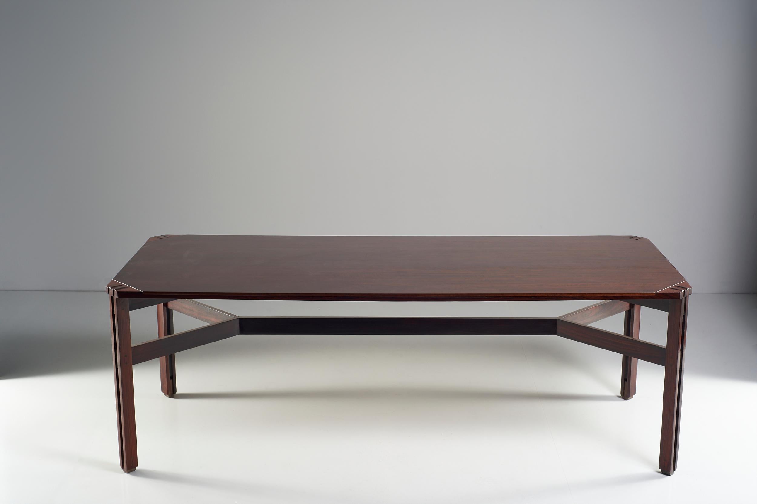 The particularity of this extraordinary table lies in the construction of the legs and corners of the top. The uniformity of these joints lies in the space created between the lower central support and the legs: the legs are divided into two