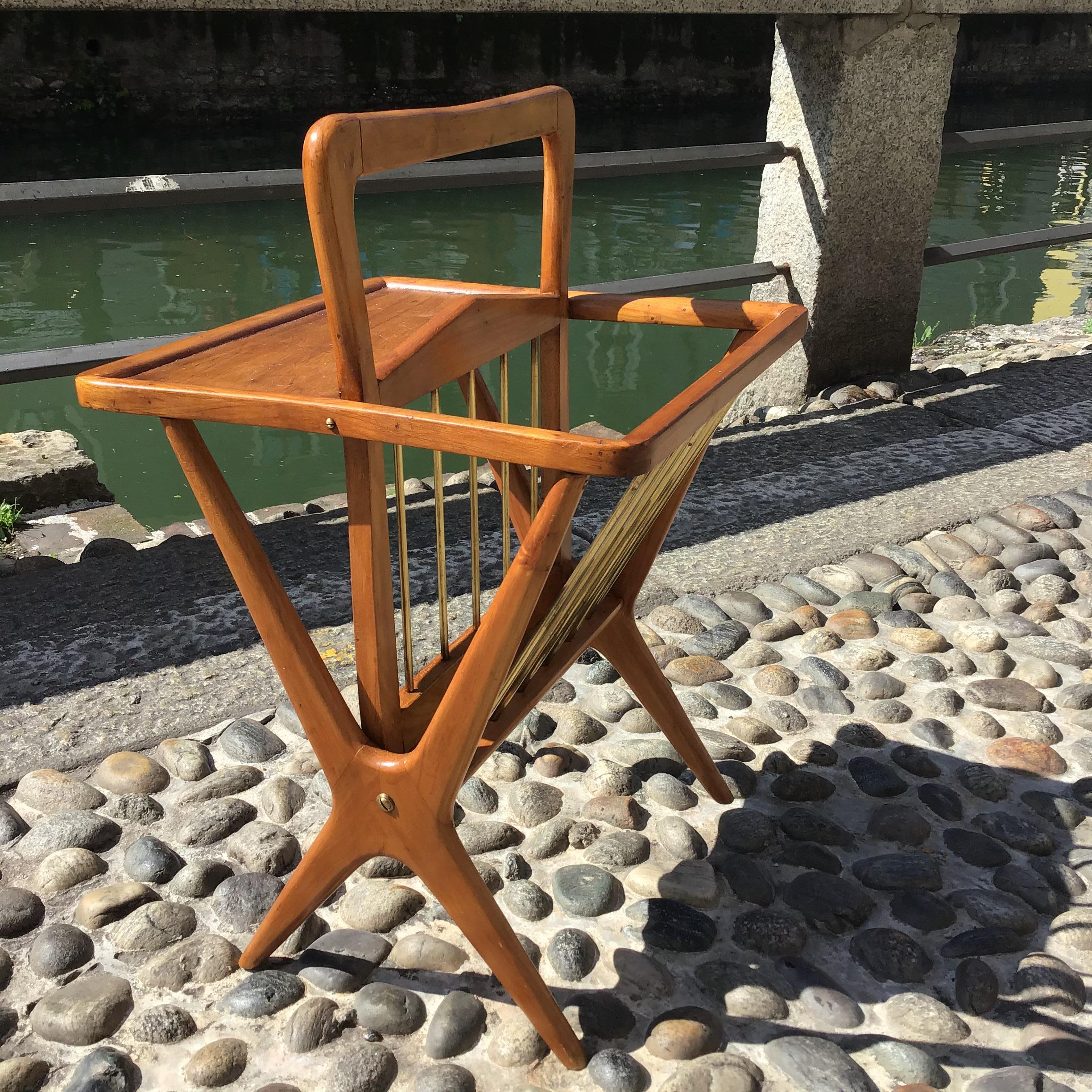 ICO PARISI - A refined coffee table with magazine rack  designed by ll' architect ICO PARISI, in the 1950s, of solid beech wood , with glass top and brass magazine rack rods.
Very nice in line and original in everything, even its 1950s lacquering.