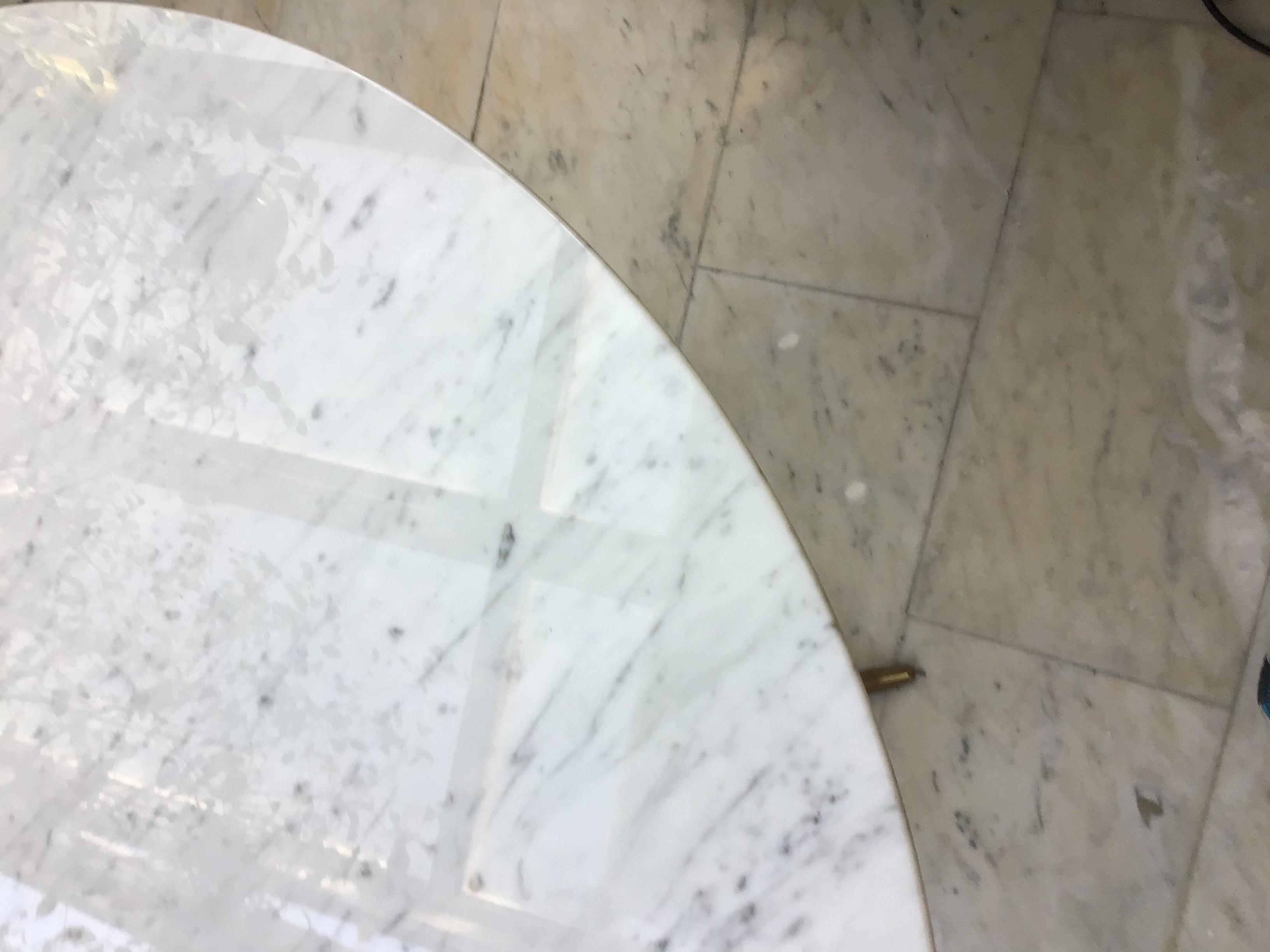 TABLE DE SALLE À MANGER EXCEPTIONNELLE, STYLE ICO PARISI EN BOIS LAITON ET PLATEAU EN MARBRE....
DU BOIS SAIN ET EXEMPT DE VERS.  
Bon état.