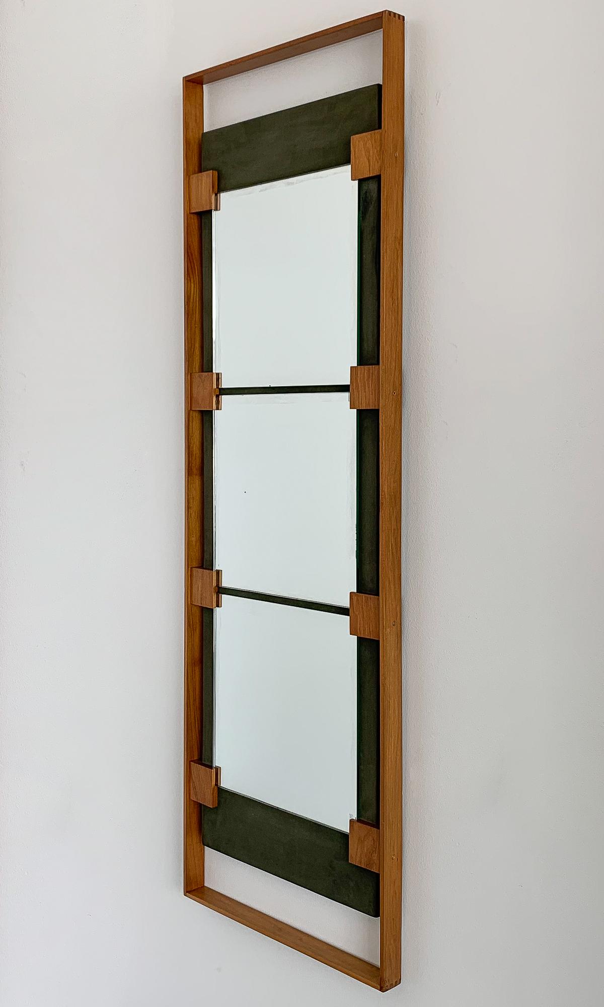 Ico Parisi wall mirror for Stildomus, circa 1960s. Light colored teak wood construction with floating interior wrapped in green suede. Three 11.75