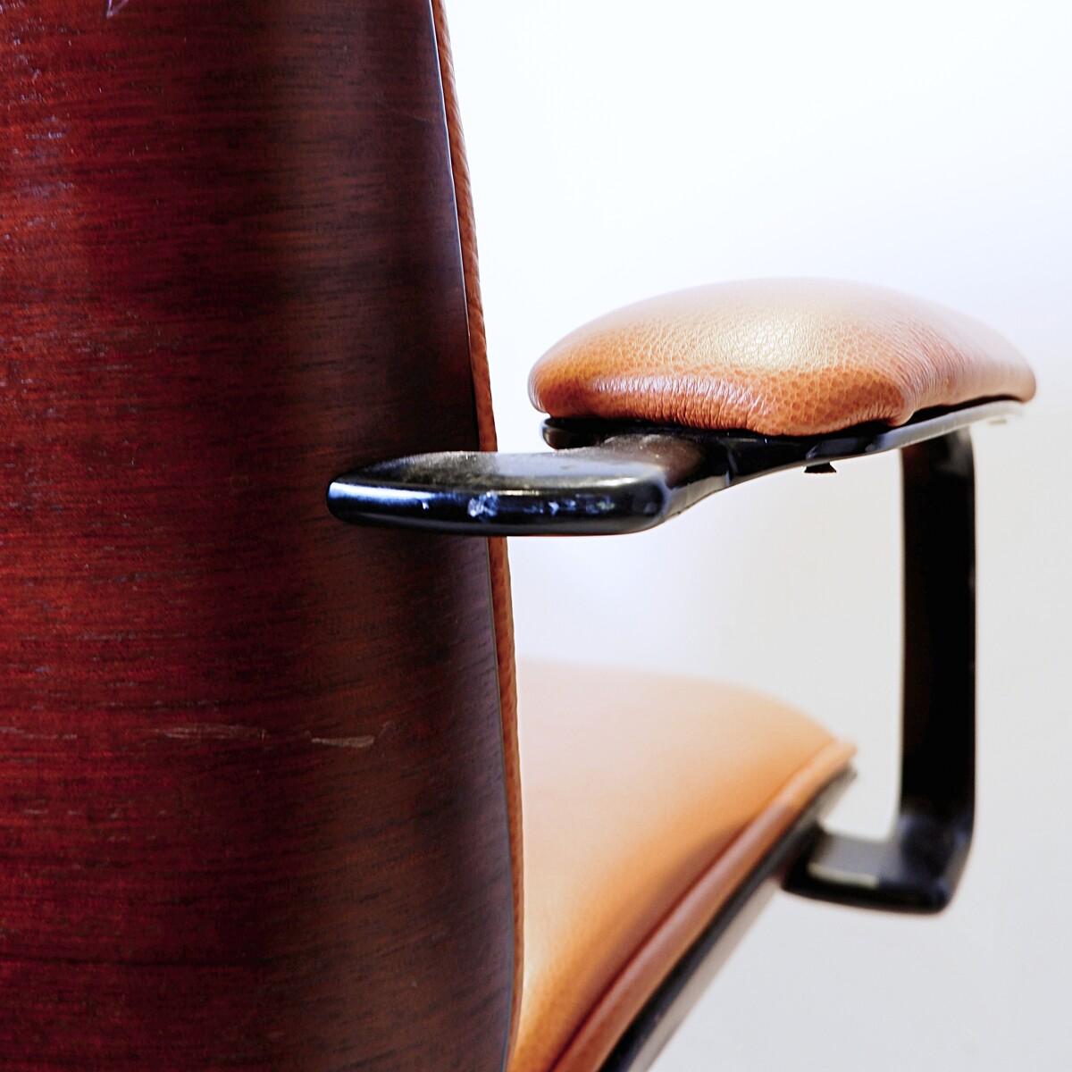 Ico Parisi Terni swivel desk chair by MIM Roma - New Leather Upholstery For Sale 4
