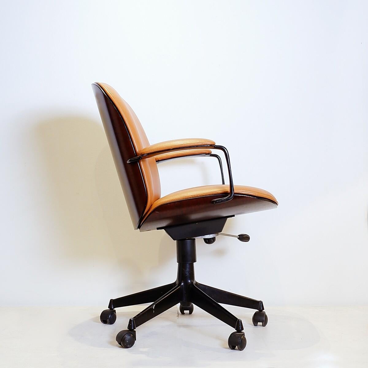Mid-Century Modern Ico Parisi Terni swivel desk chair by MIM Roma - New Leather Upholstery For Sale