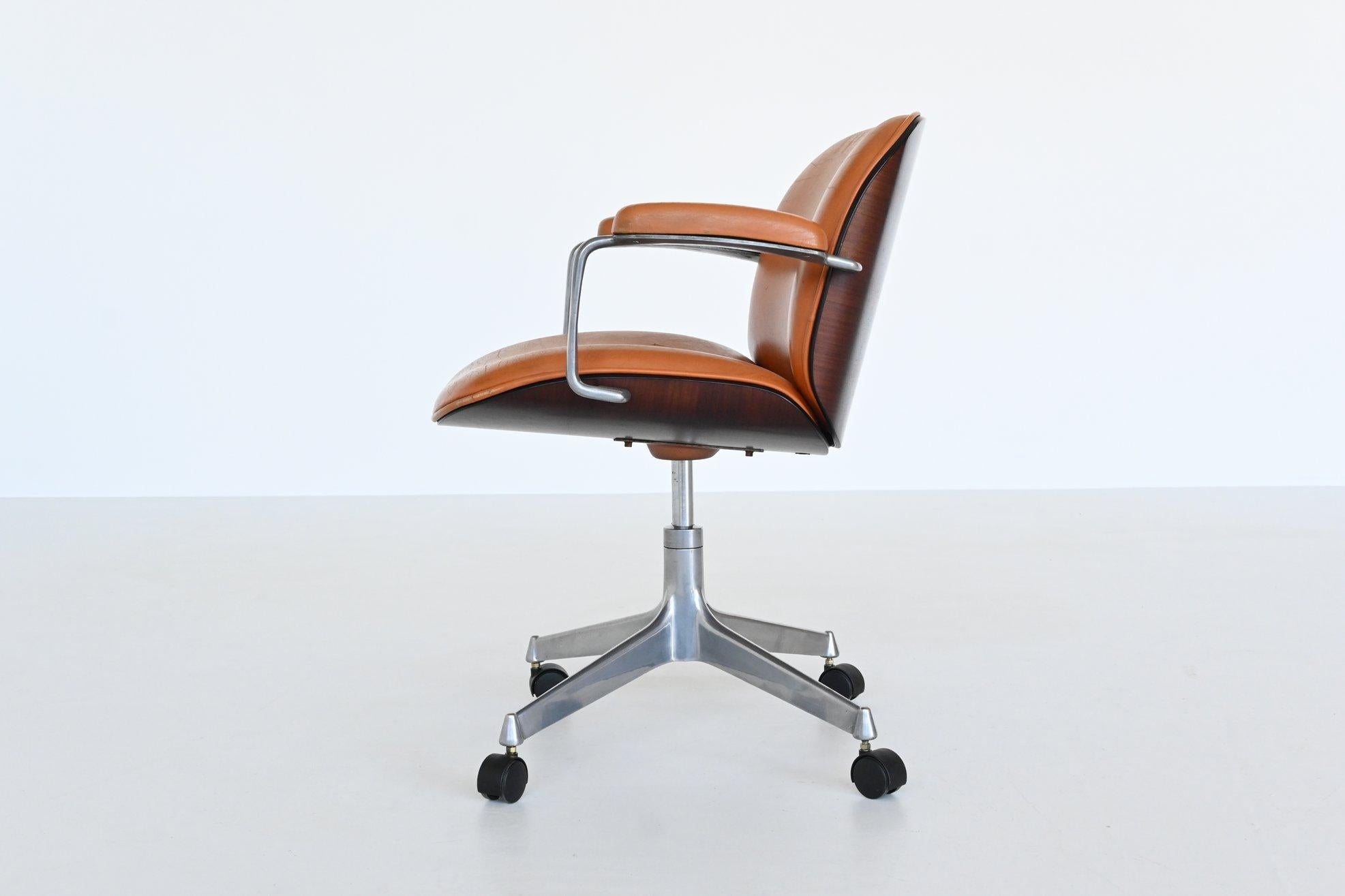 Beautiful and very comfortable executive desk chair from the Terni series designed by Ico e Louisa Parisi and manufactured by MIM Roma, Italy 1960. This chair has an aluminium star shaped base and the shells are made of very nice grained walnut
