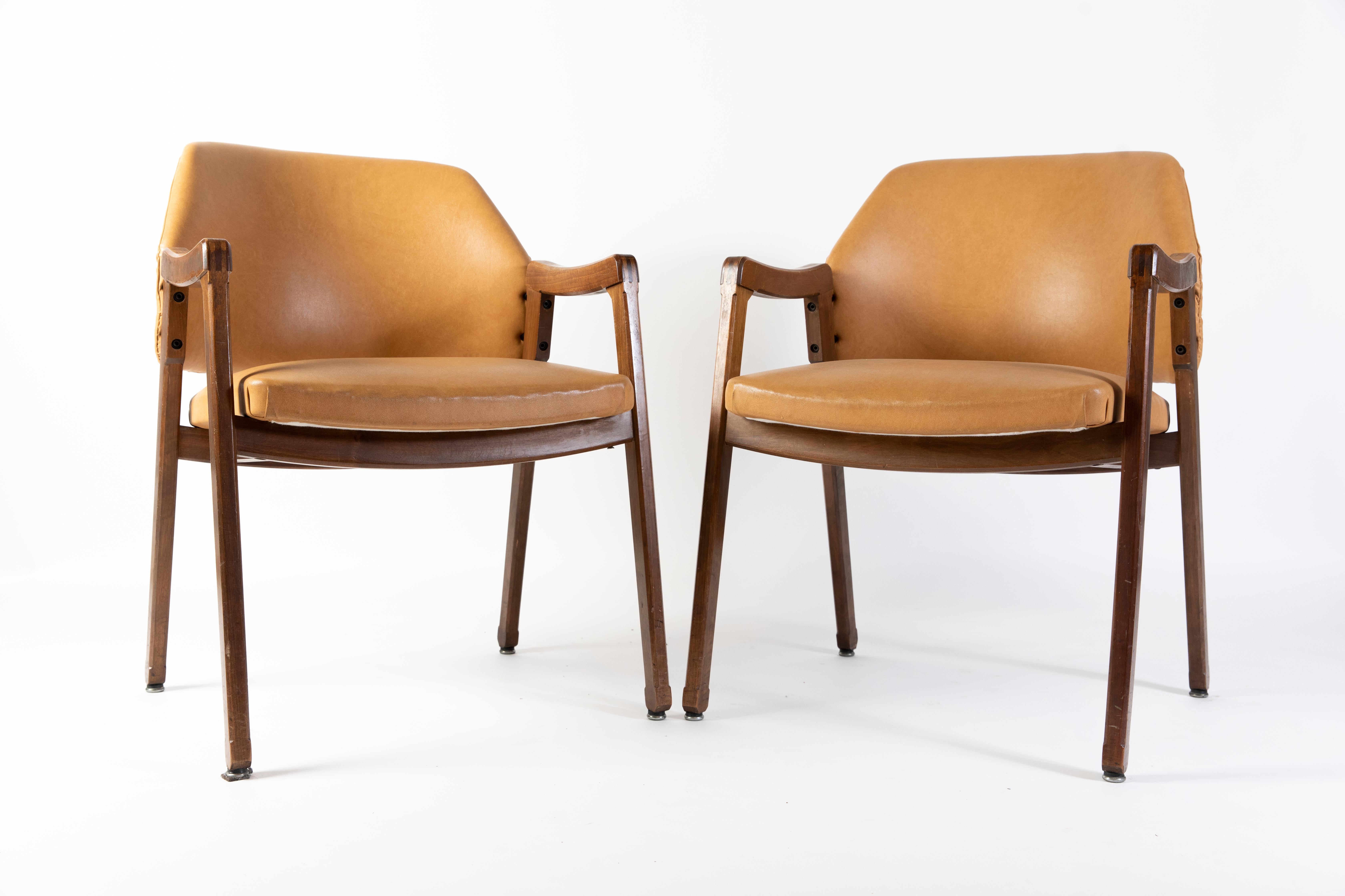 Etonnant ensemble de deux fauteuils Ico Parisi pour Cassina, en cuir.