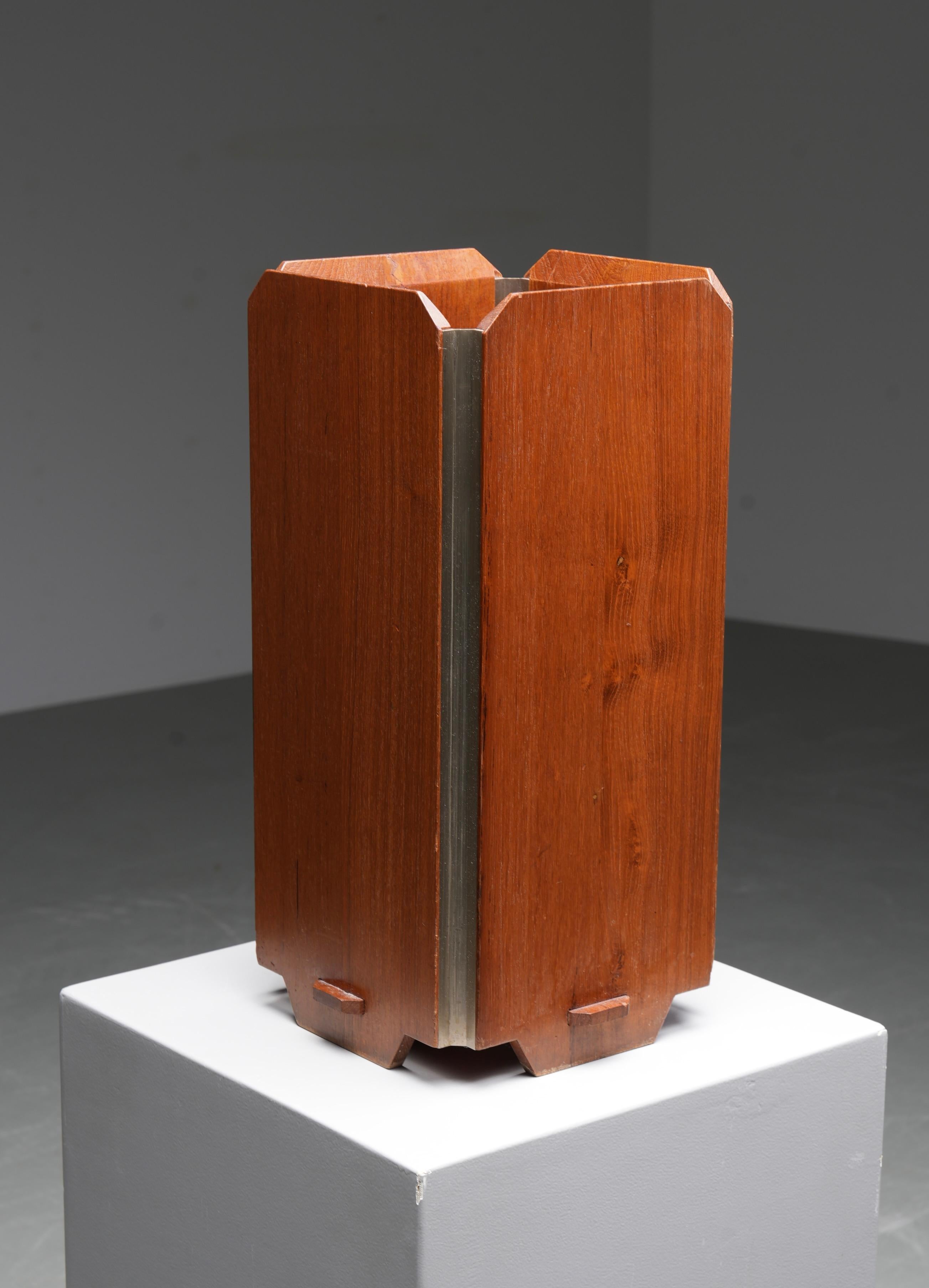 Rare porte-parapluie italien des années 1950, réalisé par Ico Parisi pour Stildomus, en noyer avec des détails en métal. La pièce présente la qualité géométrique et architecturale qui caractérise le travail de Parisi à cette époque, avec quatre