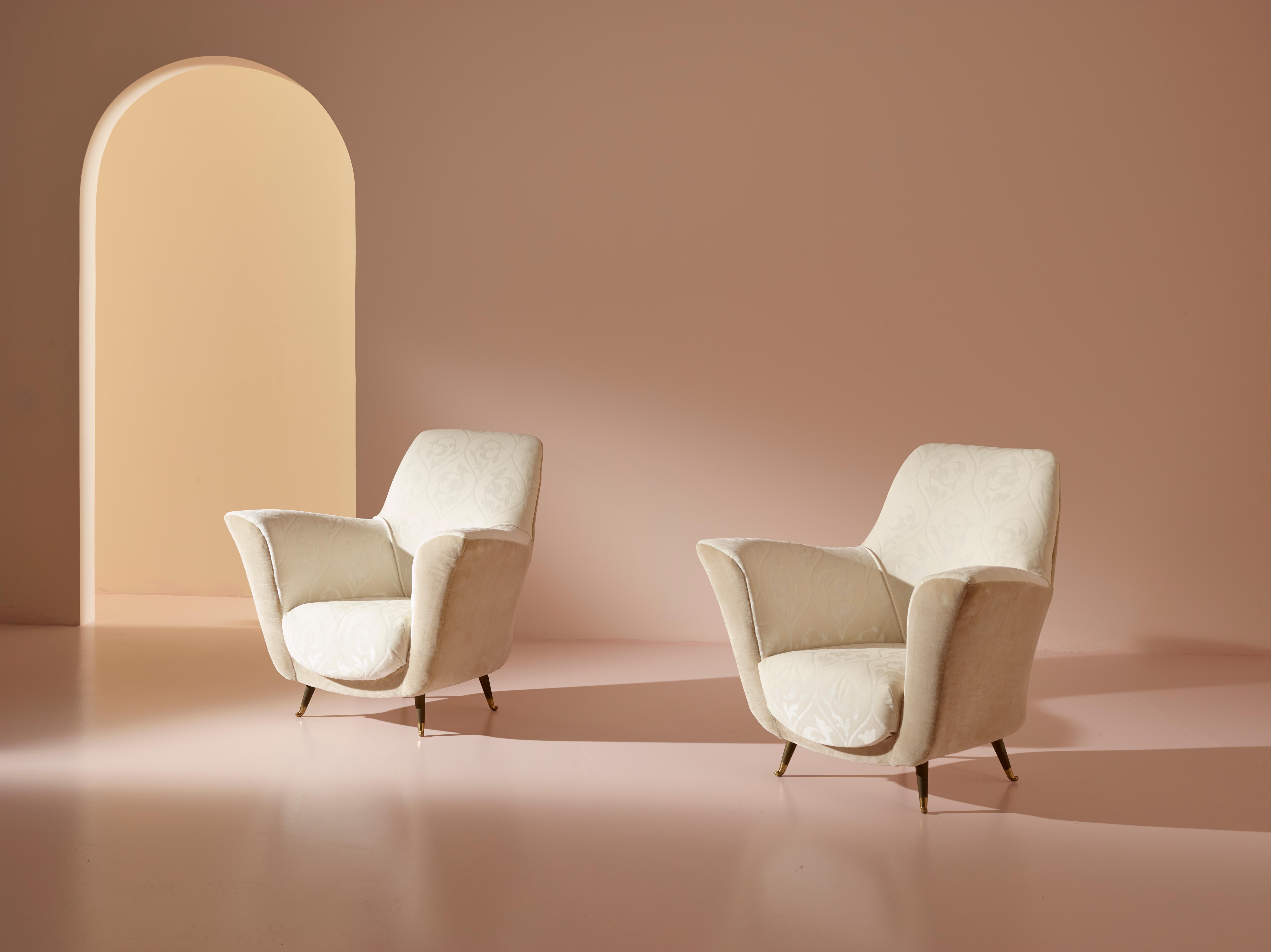 Pair of fabric armchairs with brass legs by Ico Parisi and manufactured by Isa Bergamo.

This pair of Italian armchairs exemplifies the finest stylistic research of the 1950s. The design is enveloping, and the seating comfort is ensured by an