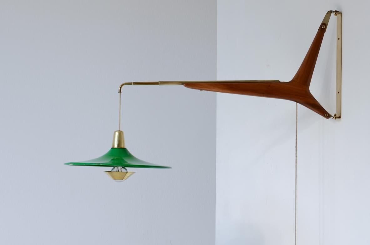 Mid-Century Modern Ico Parisi wall sconce lamp with extensible brass arm  For Sale