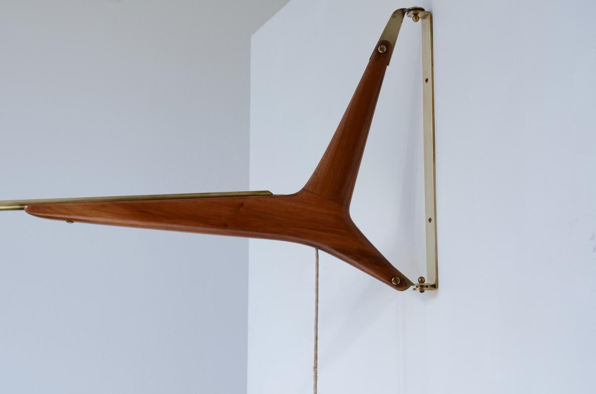 Ico Parisi wall sconce lamp with extensible brass arm  In Good Condition For Sale In Milano, IT