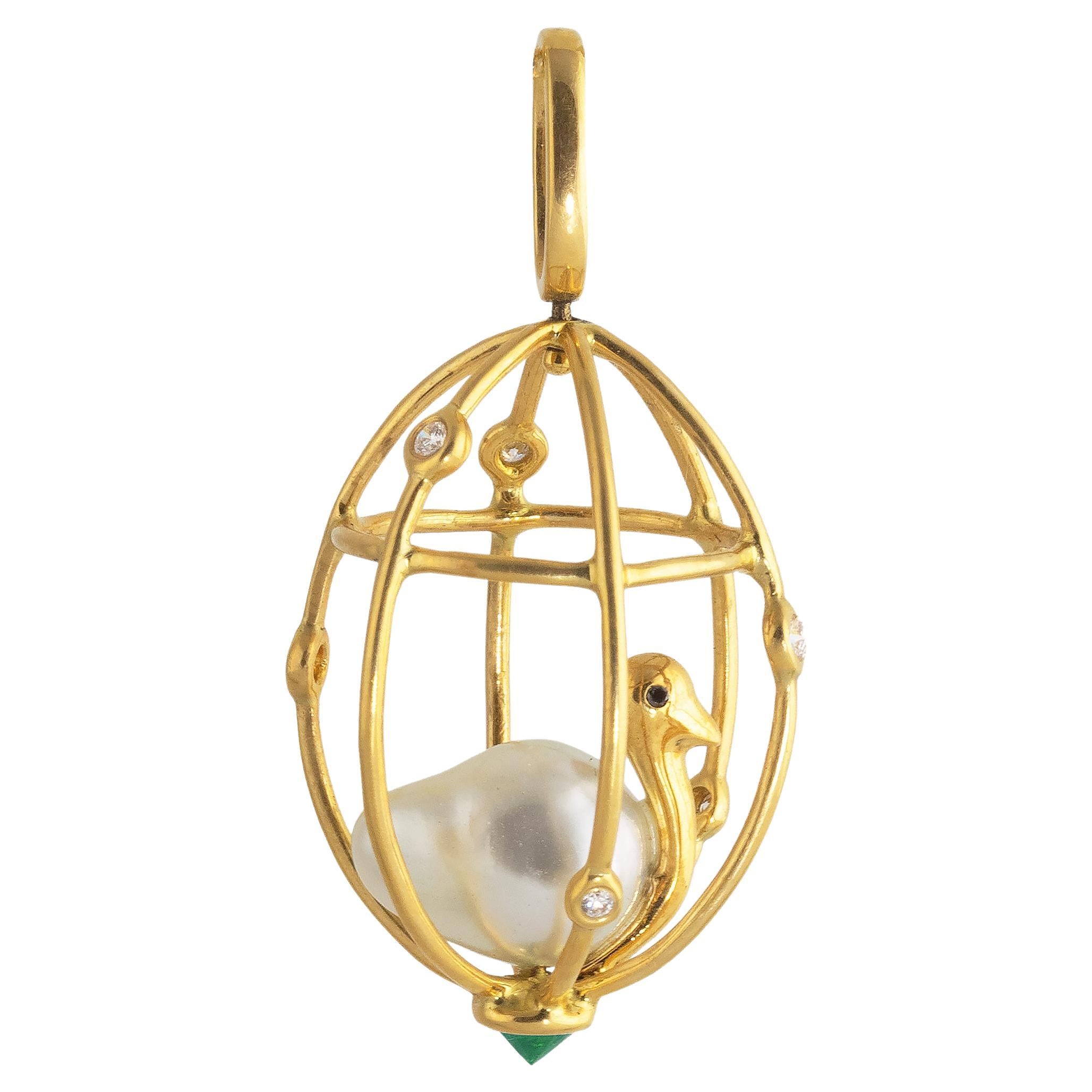 Ico & the Bird Pendentif baroque en or 18 carats avec perles, tsavorites et diamants en forme d'oiseau caché en vente