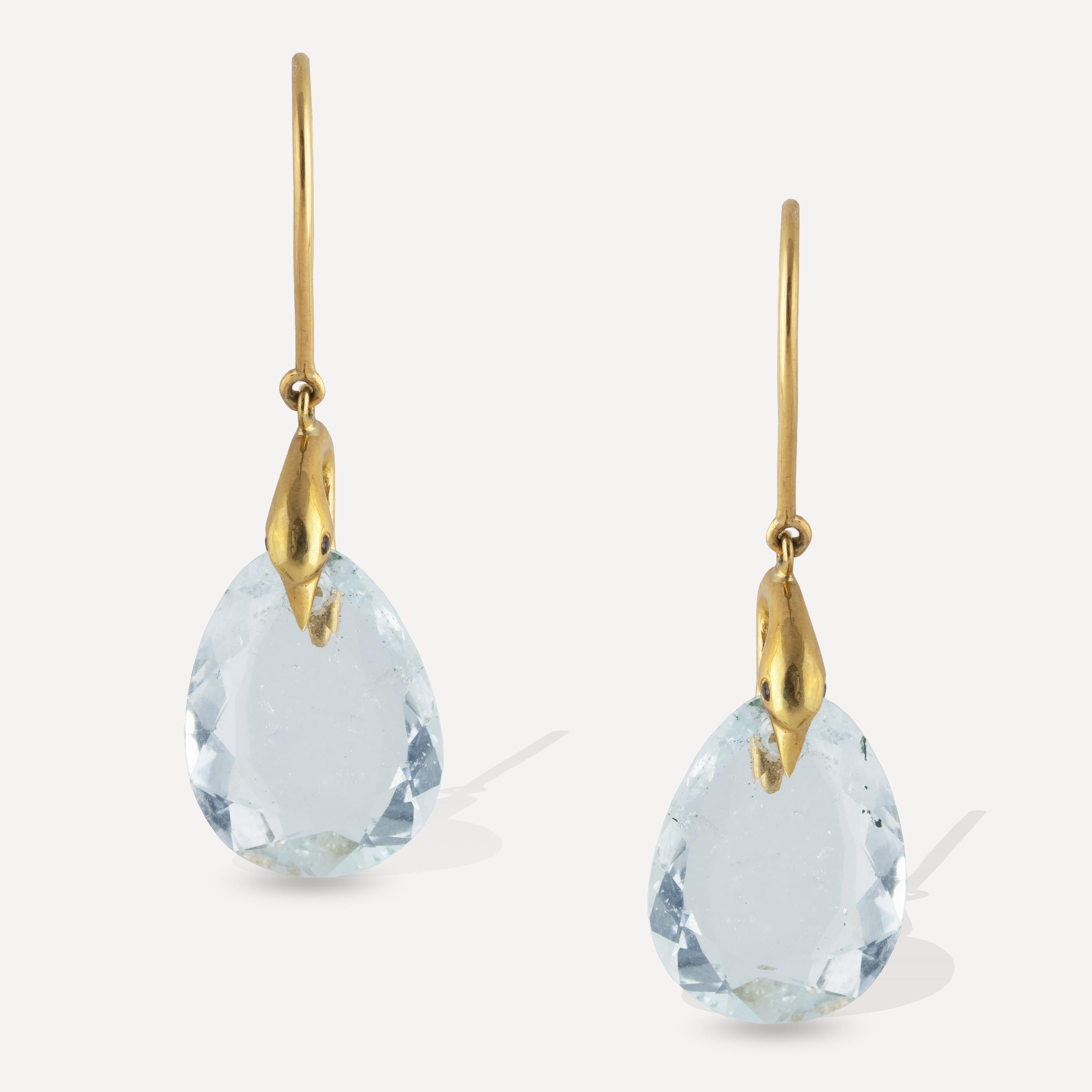From the La Rondinai collection, a pair of stunning Aquamarine Drop earrings featuring bird heads with black diamond eyes.
This one of a kind piece features 20 carat of Sparkling Aquamarines and .018 carats of diamonds set in 18k yellow gold.
This
