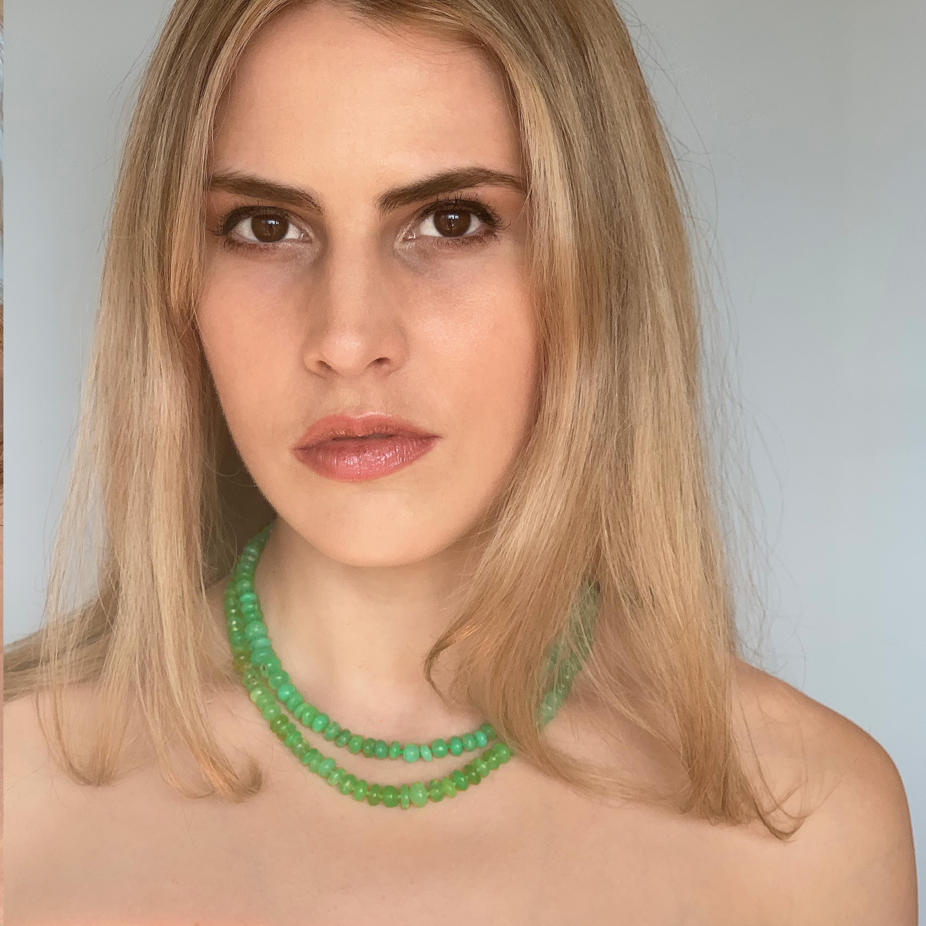 Artisan Ico & the Bird Fine Jewelry Chrysoprase Bead and Peridot 22 Karat Gold Necklace For Sale