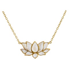 Ico & the Bird Fine Jewelry Collier de lotus en or 9,75 carats avec pierre de lune arc-en-ciel