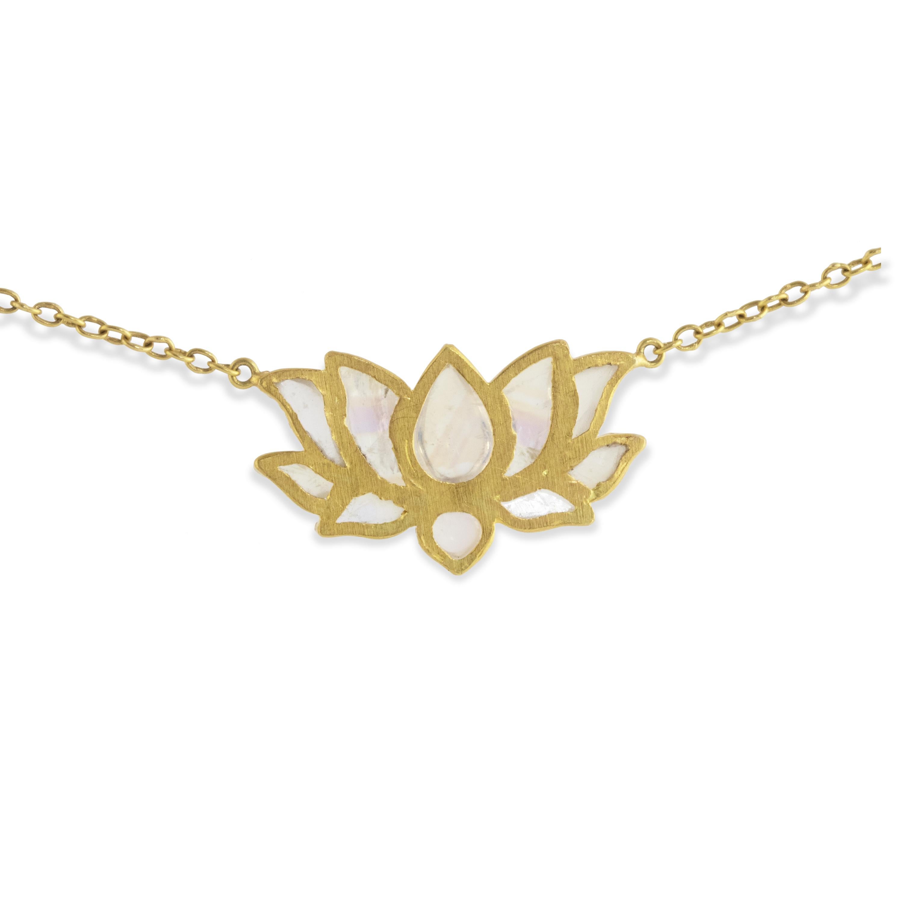 Lotus-Gold-Halskette mit 9,75 Karat Regenbogen-Mondstein von Ico & the Bird (Cabochon) im Angebot