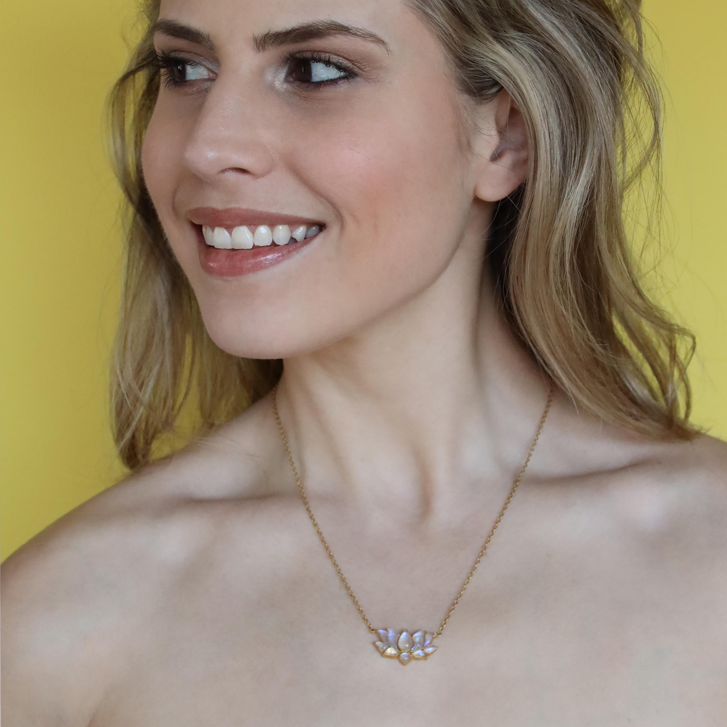 Lotus-Gold-Halskette mit 9,75 Karat Regenbogen-Mondstein von Ico & the Bird im Zustand „Neu“ im Angebot in Los Angeles, CA