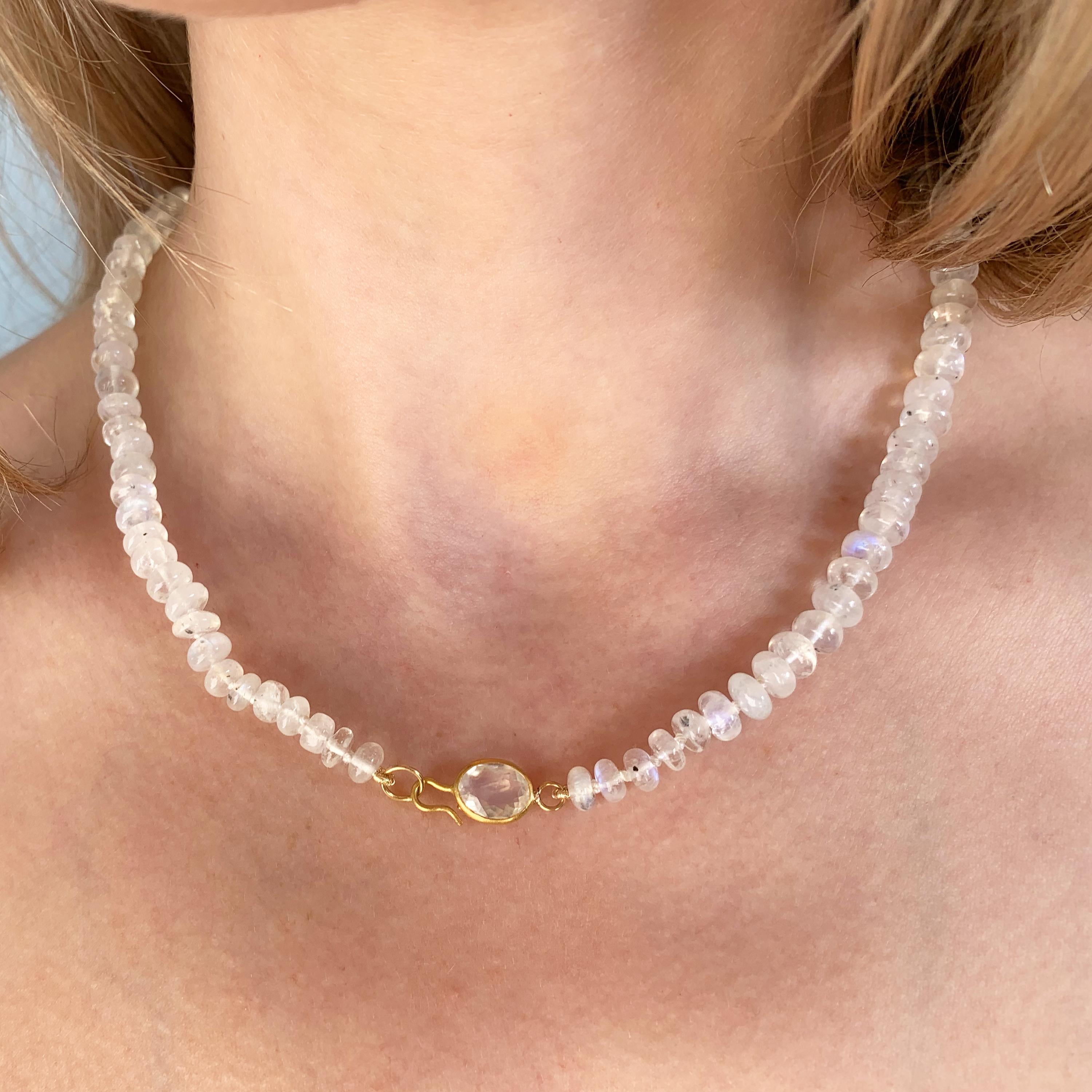Ico & the Bird Fine Jewelry Collier en or 22 carats avec pierre de lune arc-en-ciel Pour femmes en vente