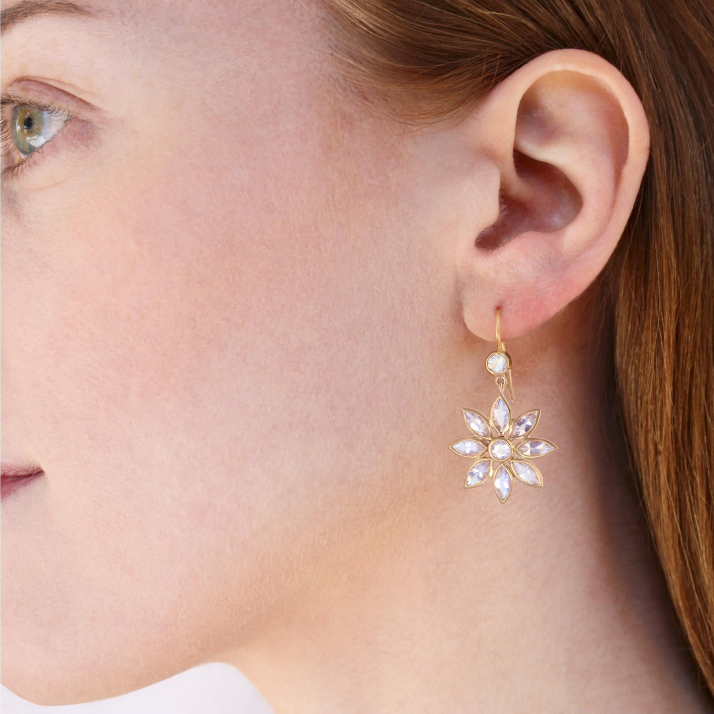 Ico & the Bird Boucles d'oreilles en goutte en or 5.35 carats avec pierre de lune arc-en-ciel Neuf - En vente à Los Angeles, CA