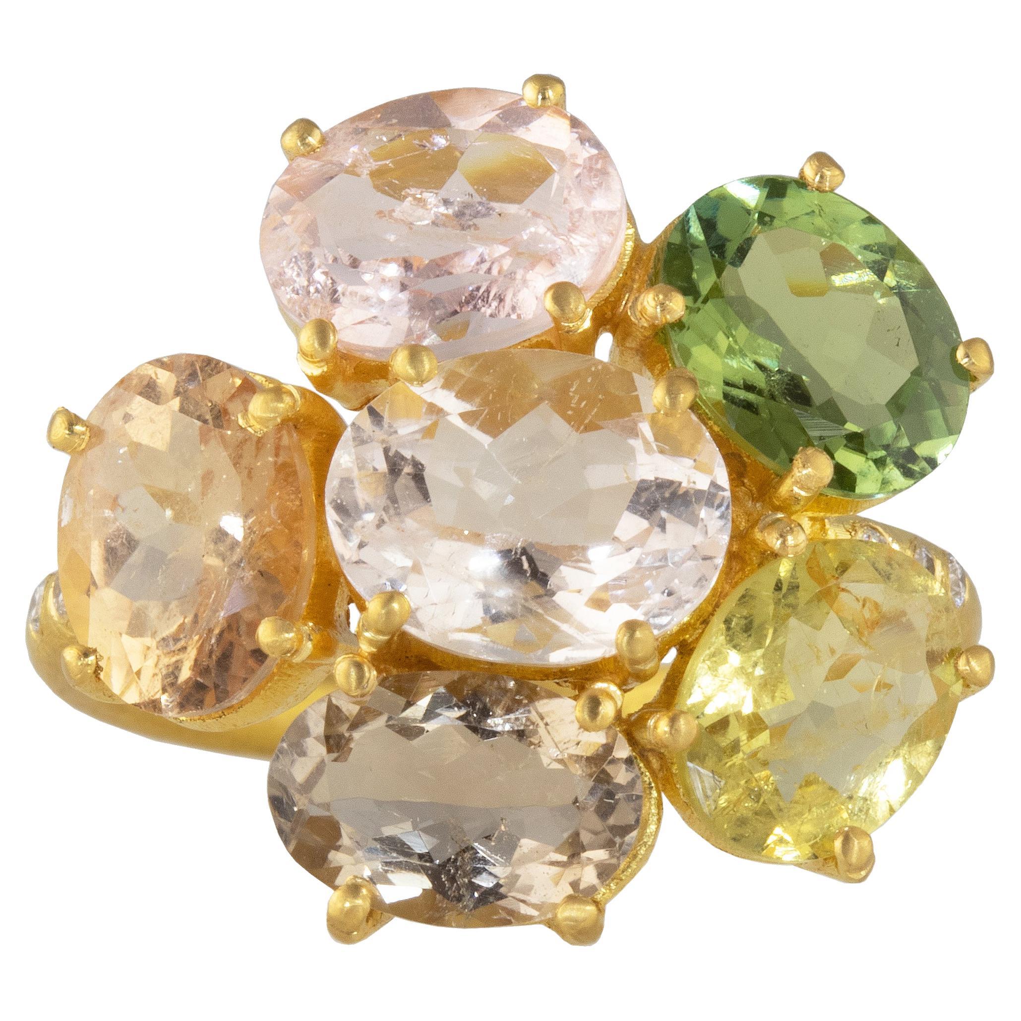 Cette bague florale en tourmaline multicolore présente des pierres précieuses de couleur pastel serties en or 22k. Six diamants VS (0,06 carat) décorent le bracelet pour lui donner un éclat supplémentaire. Ce produit a été fabriqué à la main dans