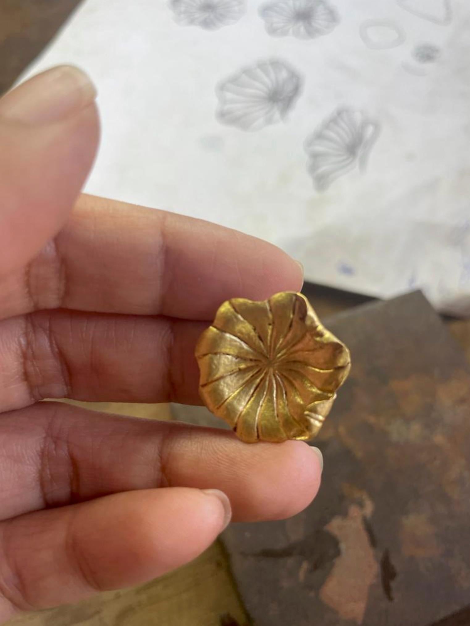 Ico & the Bird Boucles d'oreilles en or et turquoise en forme de lotus de montagne du Myanmar  Unisexe en vente
