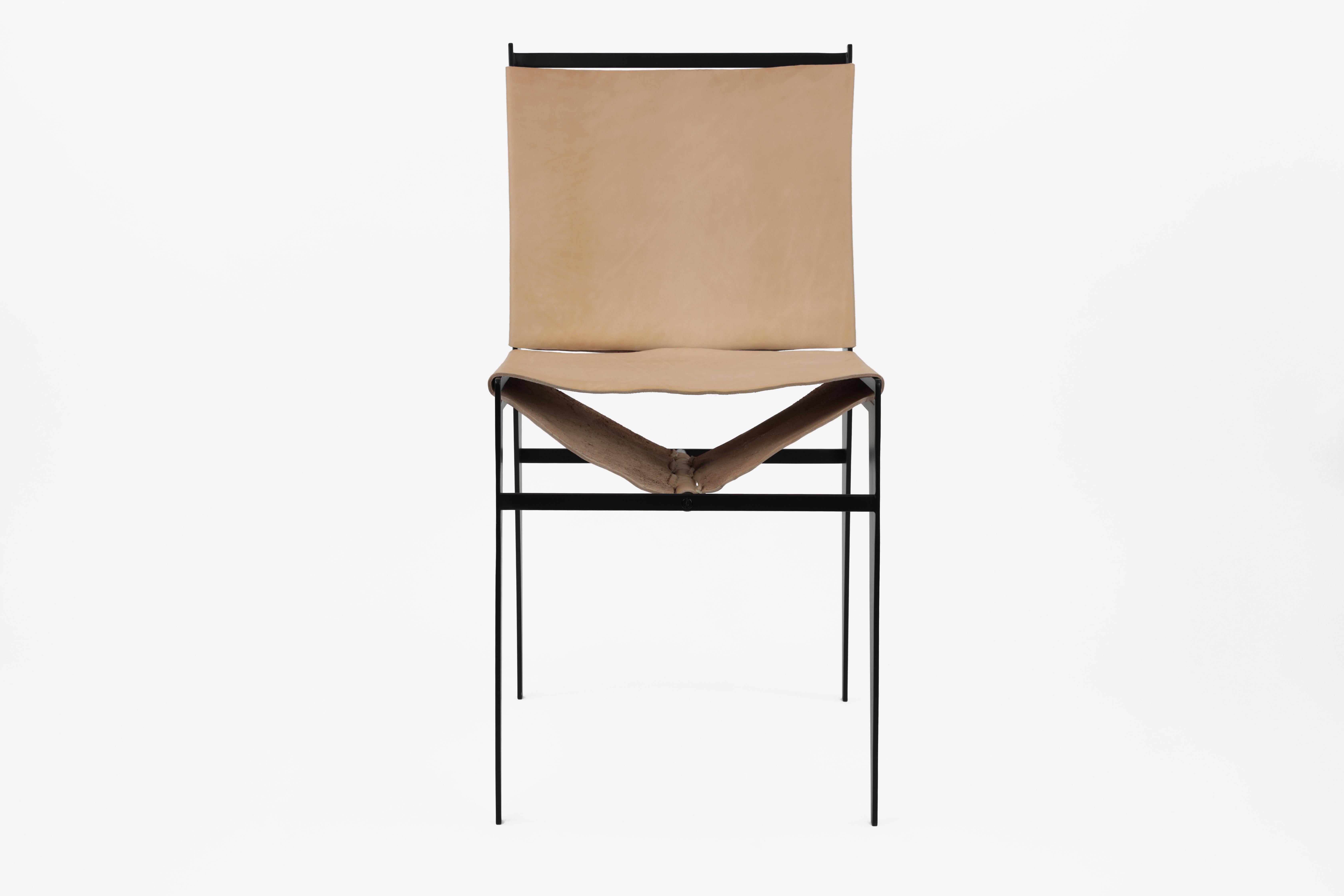 Der Icon Chair ist aus Stahl gefertigt und schwarz pulverbeschichtet. Seine Gelenke sind sorgfältig verschweißt, wodurch ein stromlinienförmiges Design entsteht. Die Linien des Rahmens und des Leders bilden geometrische Formen, die sich aus jedem