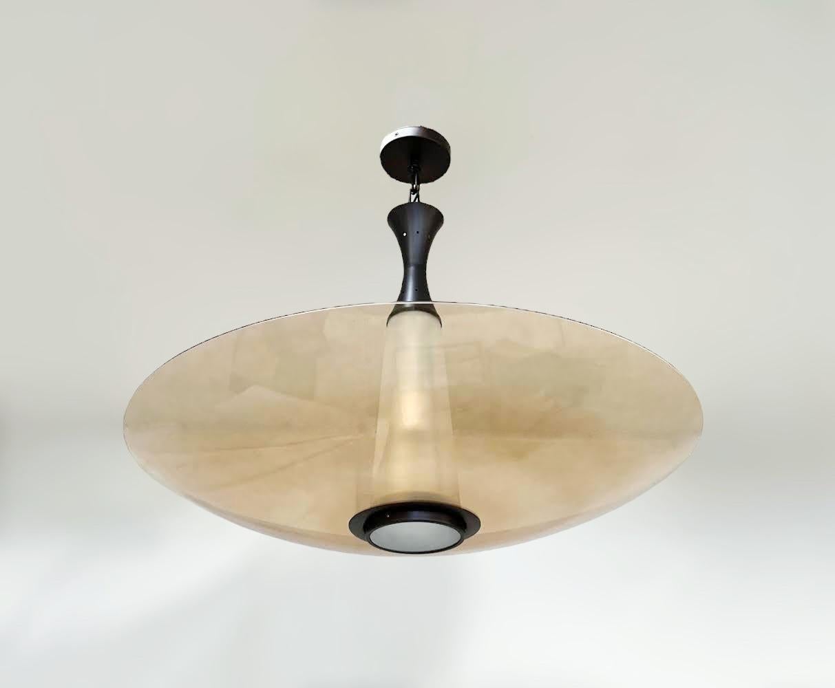Lampadario moderno italiano o a incasso con paralume in vetro di Murano curvo color ambra fumé con bordo smussato e vetro conico smerigliato, montato su ferramenta color bronzo scuro / Disegnato da Fabio Bergomi per Fabio LTD / Prodotto in Italia
1