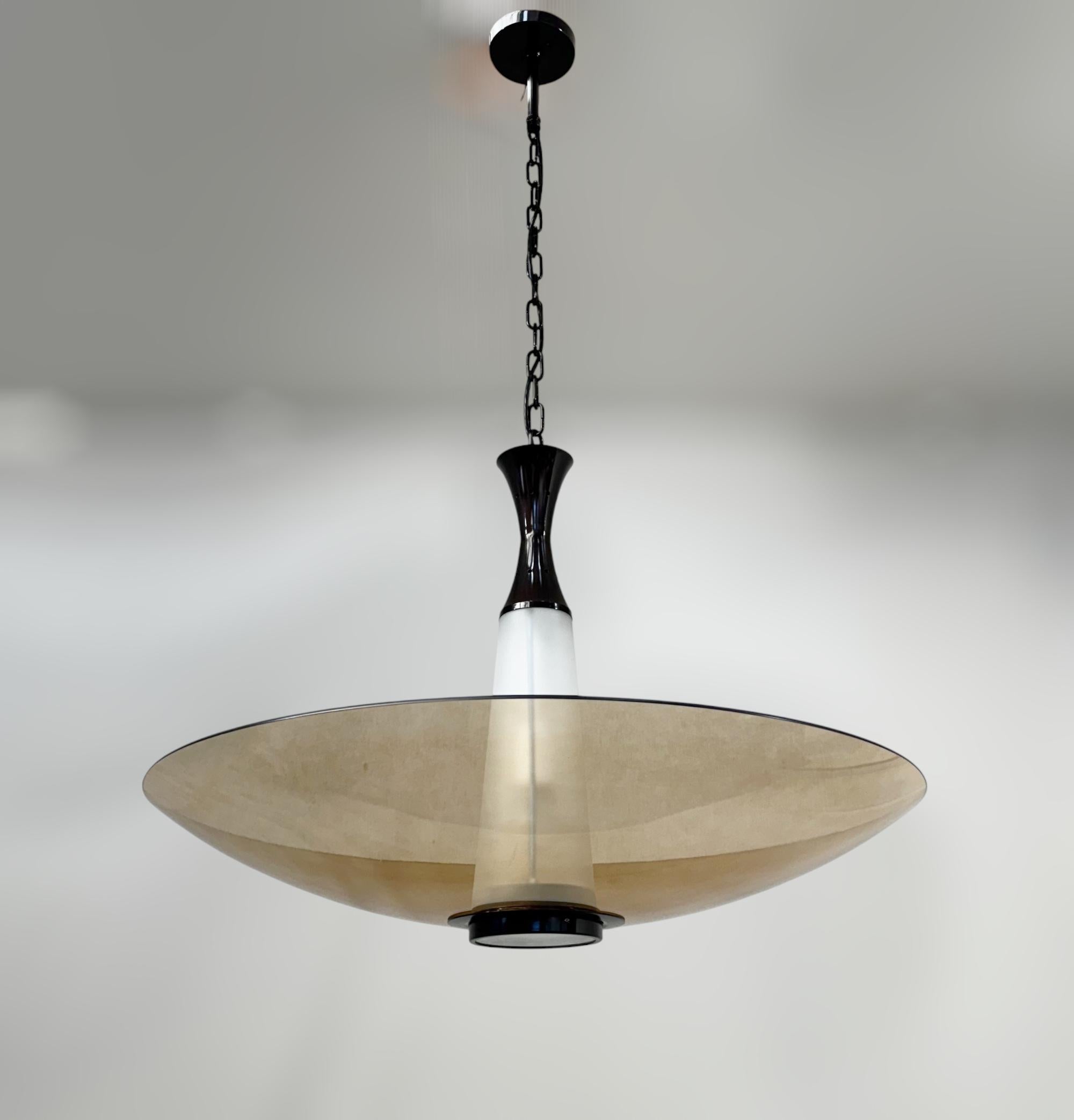 Lampadario moderno italiano o a incasso con paralume in vetro curvo ambrato fumé con bordo smussato e vetro conico smerigliato, montato su ferramenta con finitura in bronzo / Disegnato da Fabio Bergomi per Fabio LTD / Made in Italy
1 luce / tipo E26