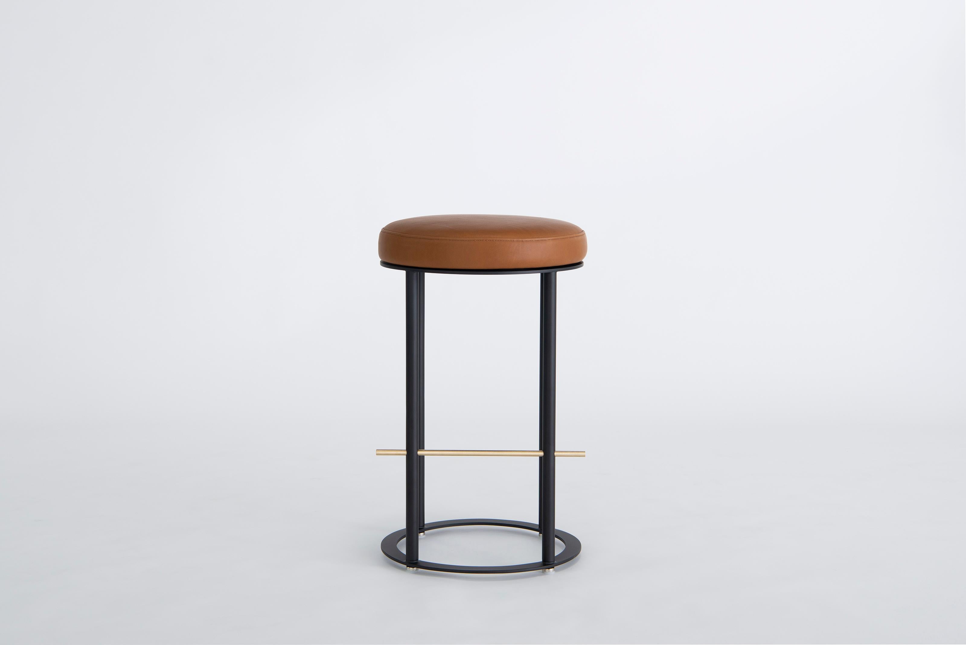 Icon Counter Stool by Phase Design
Dimensions: Ø 40.6  H 63.5 cm. SH: 63.5 cm.
Materials: Leather, powder-coated metal and brushed brass.

Solid steel and brass with upholstered top. Steel bar available in a flat black or white powder coat finish