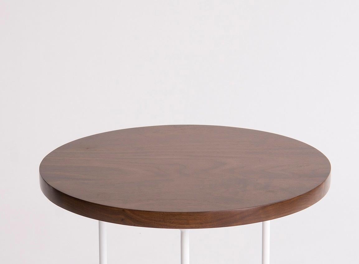 Moderne Table d'appoint Icon en noyer moyen par Phase Design en vente