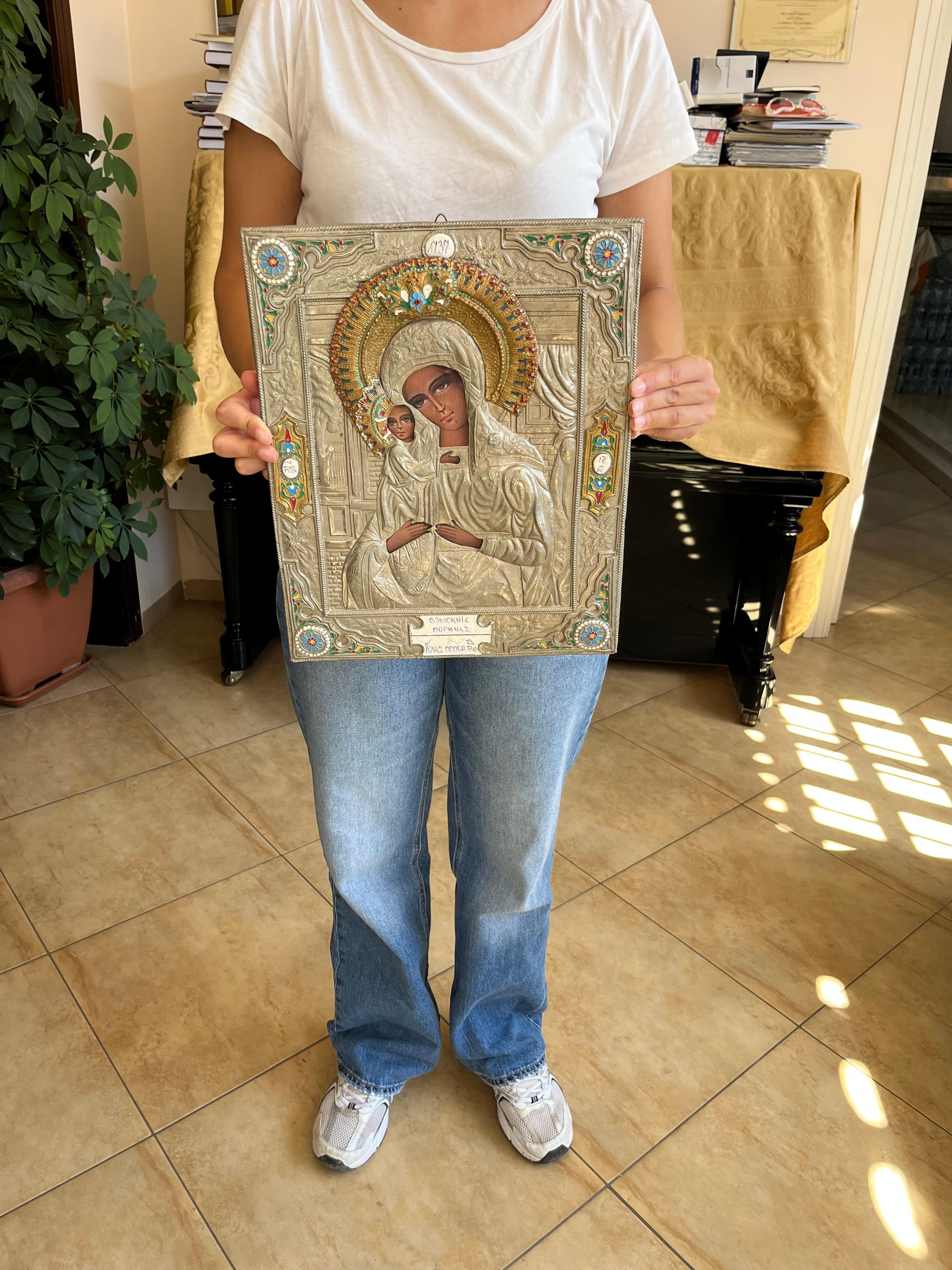 Grande icona di Nostra Signora di Kazan, patrona della Russia, anni '40
Secondo la tradizione, l'icona originale fu scoperta nel 1579 a Kazan da una bambina, dopo che la Vergine Maria le apparve in sogno, dicendole dove trovarla tra le rovine di una