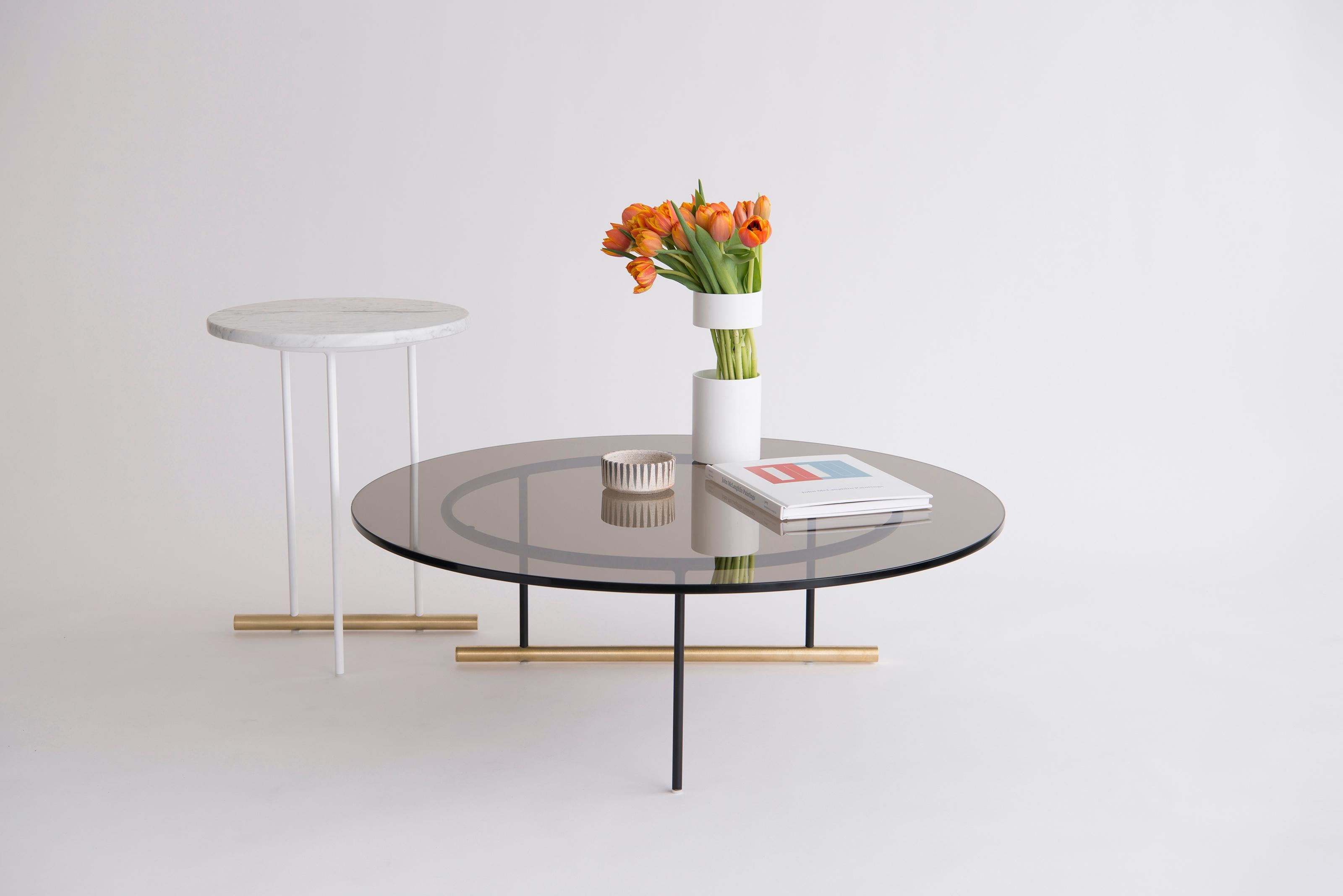 Brossé Petite table d'appoint Icon White Carrara de Phase Design en vente