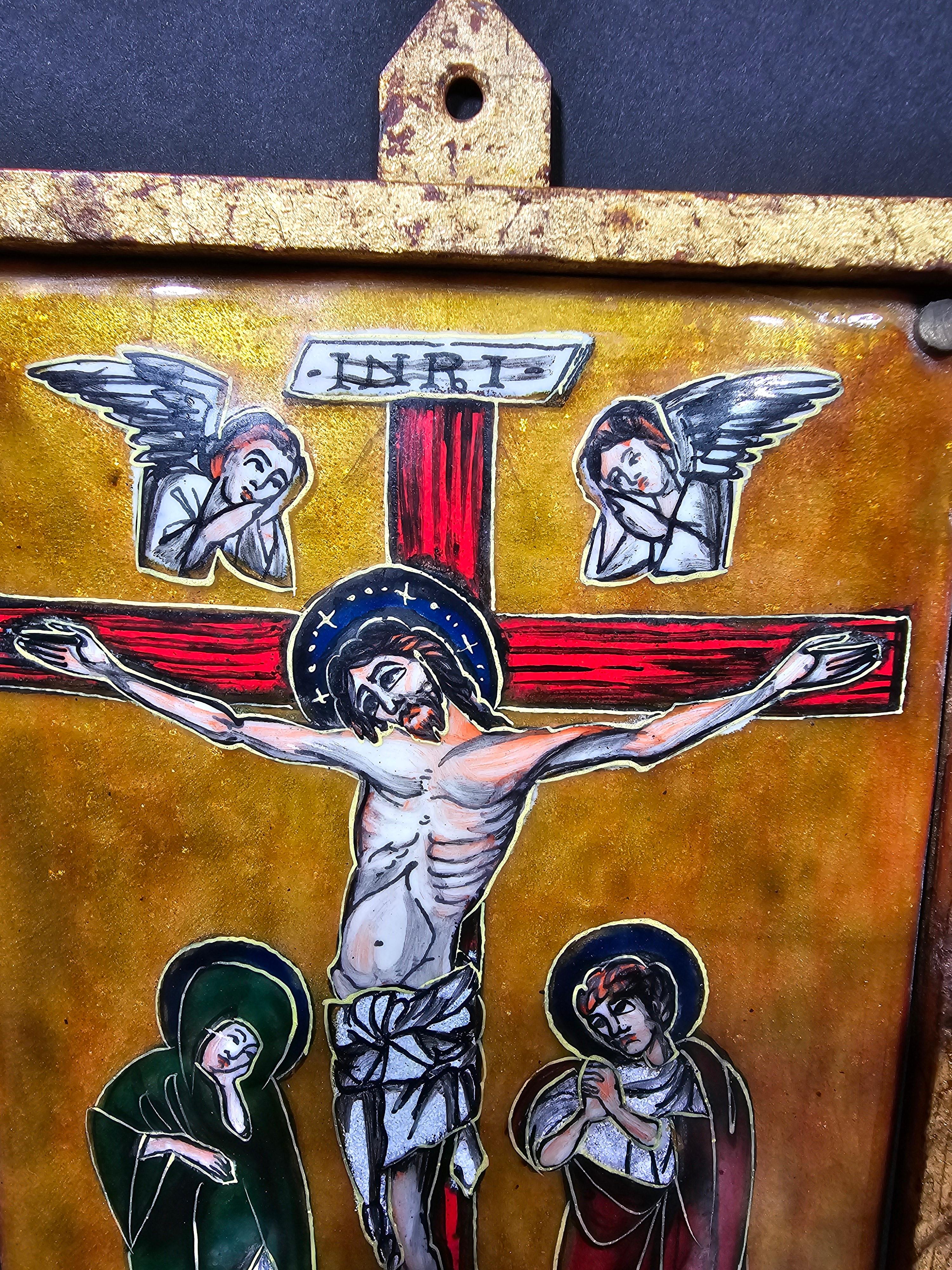 Cette icône émaillée décorative, datant du début des années 1900, représente la crucifixion de Jésus-Christ. Elle est en bon état général et mesure 16x12 cm.

Cette pièce sert de rappel poignant de la foi chrétienne et de la dévotion, capturant la