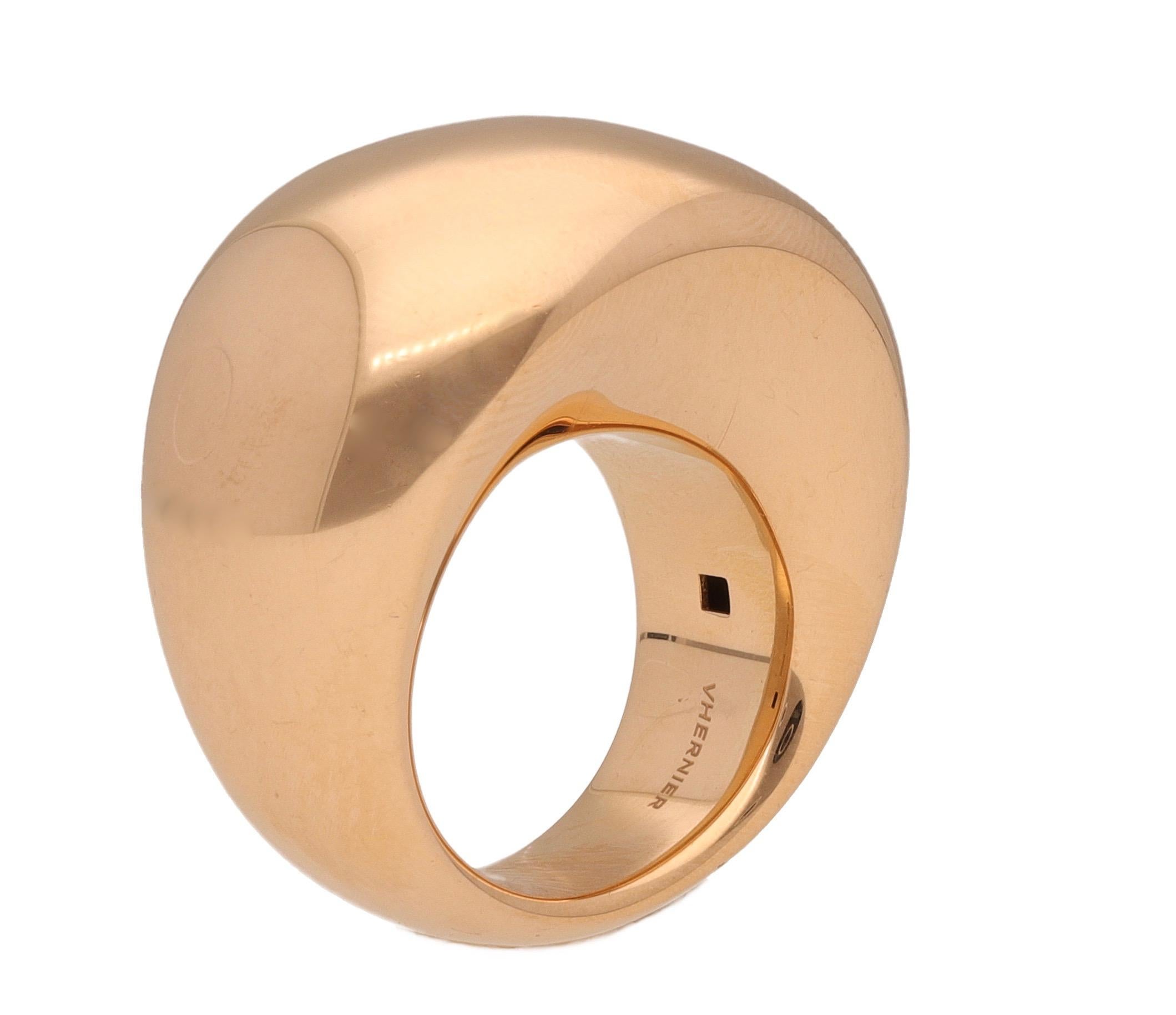 18 kt. yellow gold ring signed by Vhernier.
This modern cocktail ring is one of the most iconic jewel by Vhernier.
