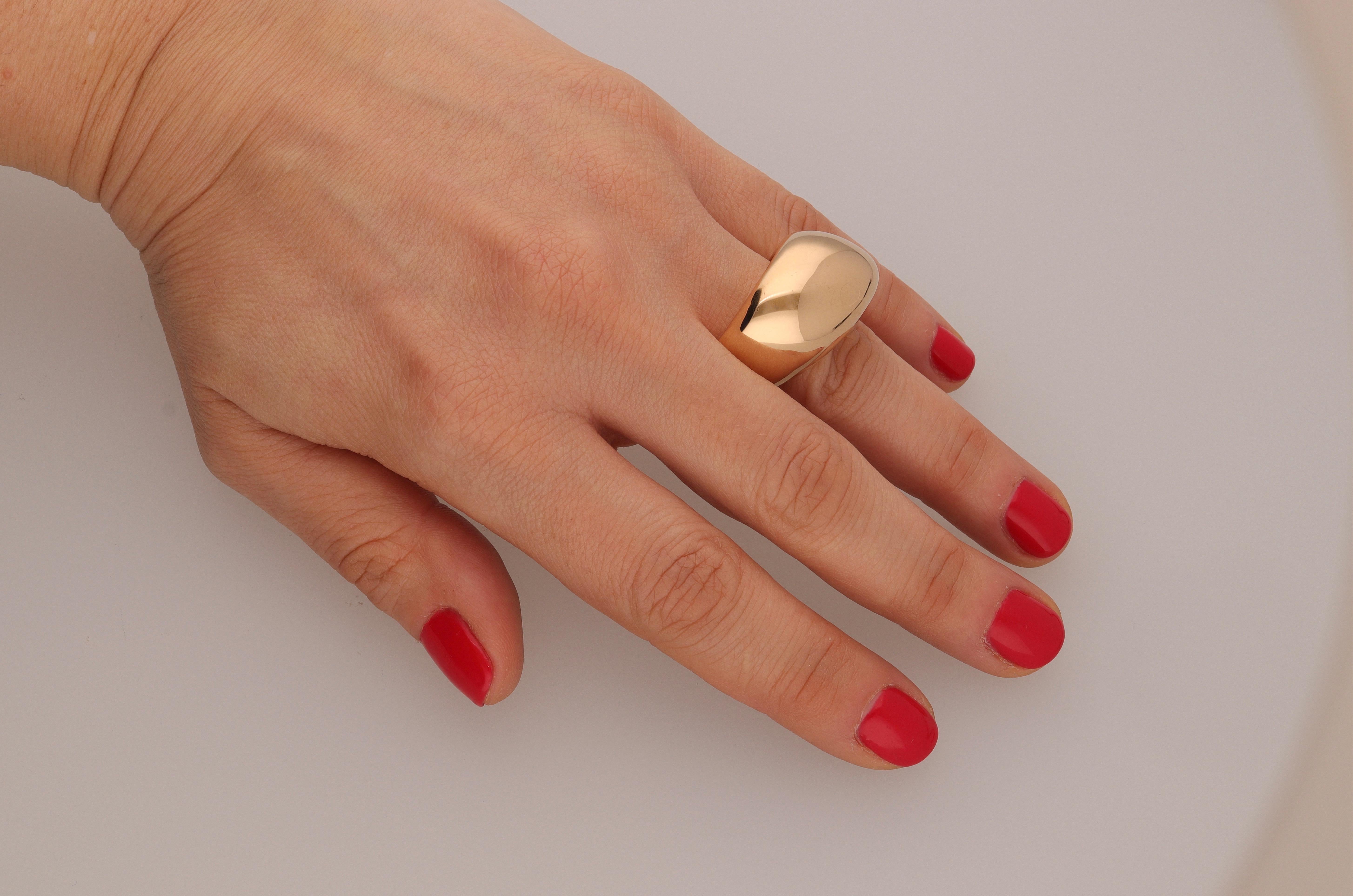 Iconic 18 Karat Yellow Gold Vhernier Pirouette Ring In Excellent Condition In Rome, IT